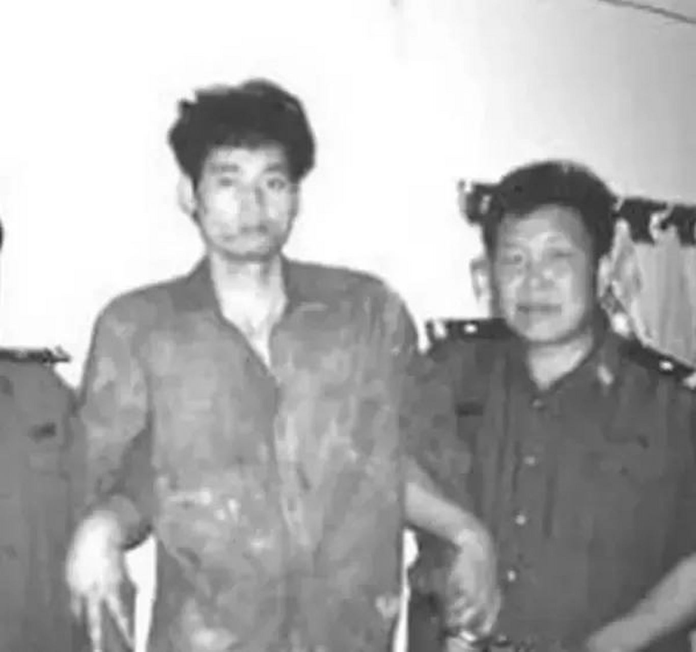 37名公安,武警秘密潜入了龙合村,准备逮捕"神枪手"悍匪万光旭