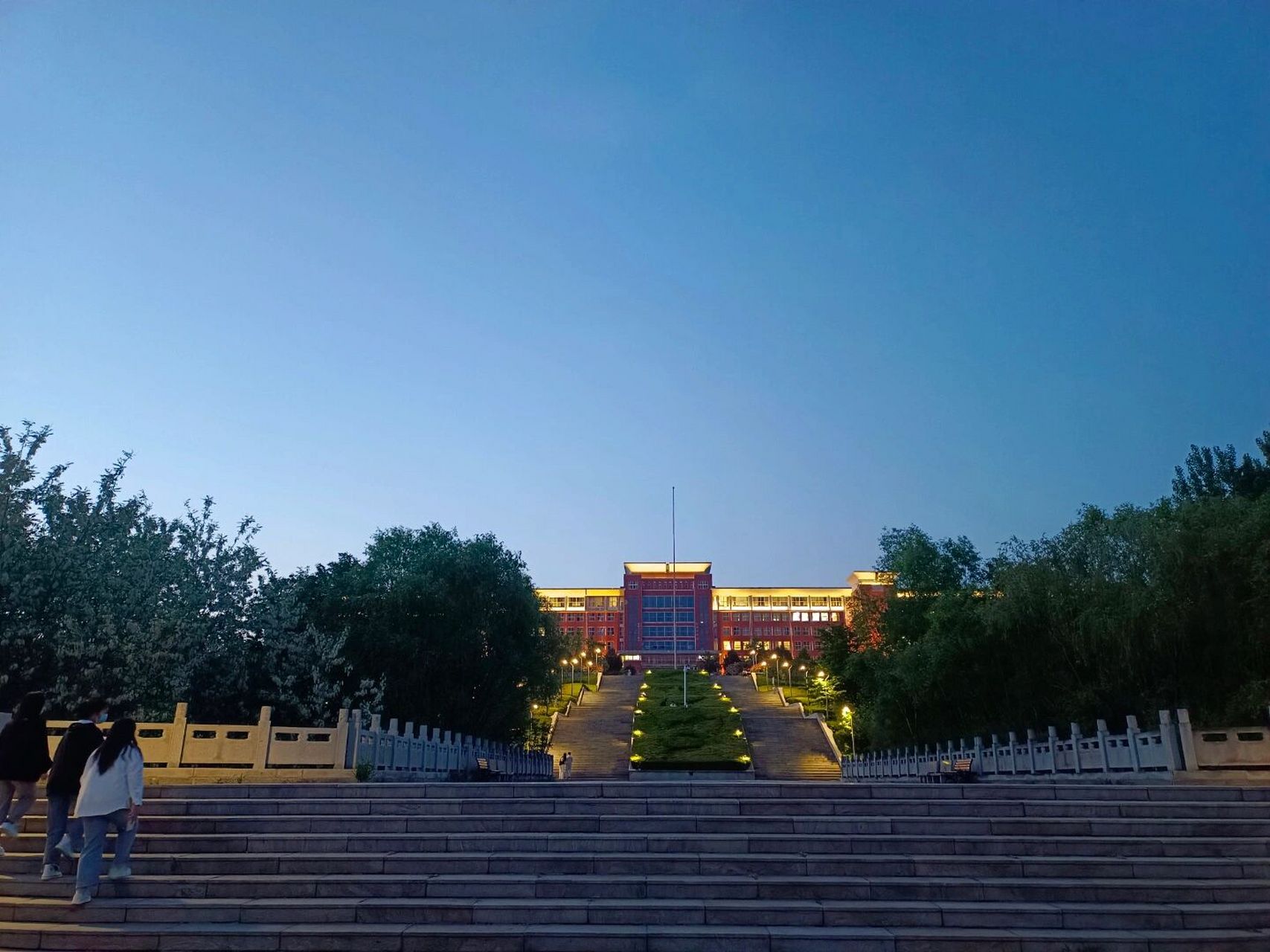 莱芜职业技术学院 莱芜职业技术学院是一所全日制公办专科院校 学院的