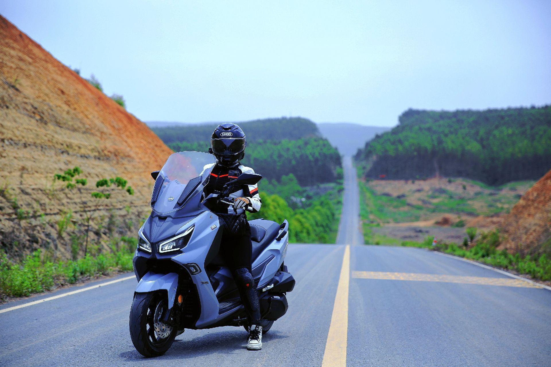 三阳九妹z300plus,水泥灰色帅爆了9090#三阳机车 #九妹 #踏板 #女