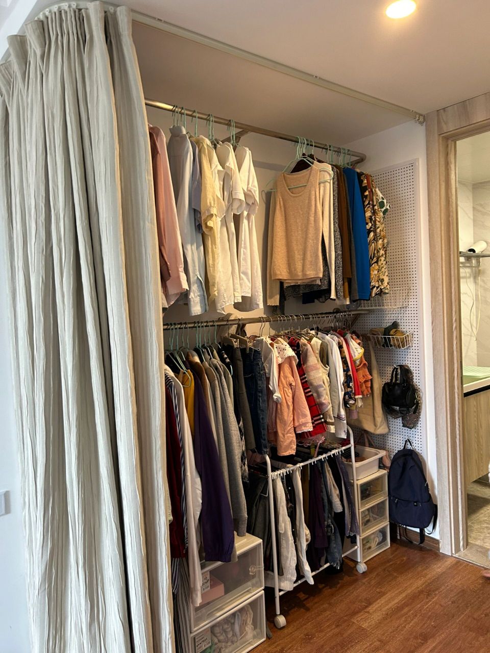 简易衣架挂了衣服后图 想看挂衣服效果图的姐妹们,直接上图