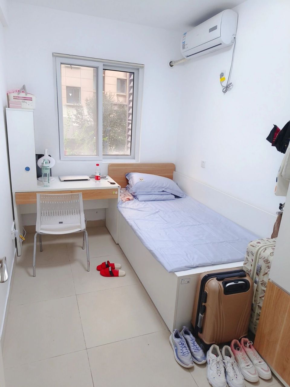 本科喜提单人单间宿舍啦 坎坎坷坷终于进港了 很喜欢宿舍捏 虽然床垫