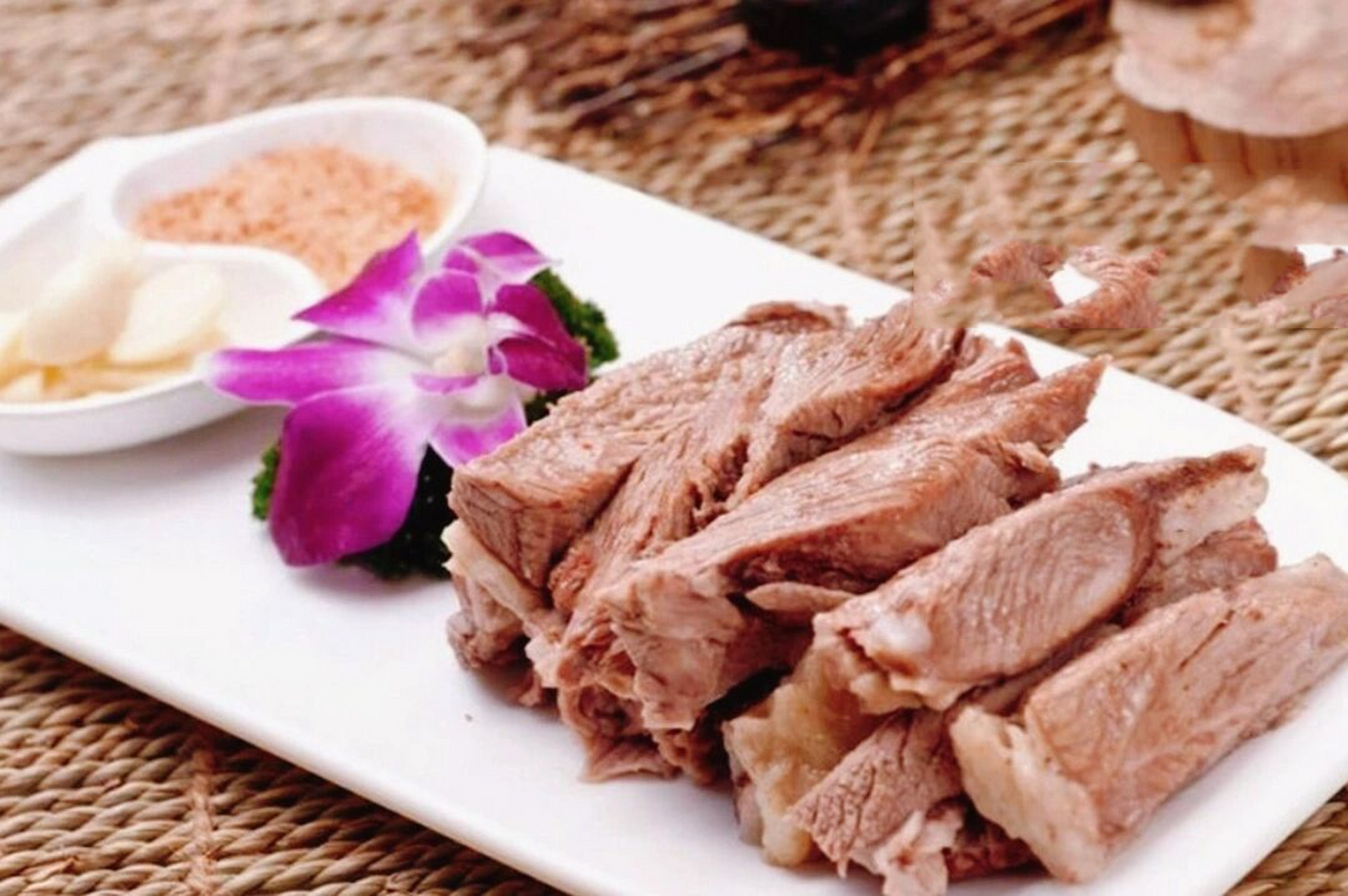 白芷是羊肉的终生伴侣,因为白芷性温味辛,和羊肉的属性有相同之处,有