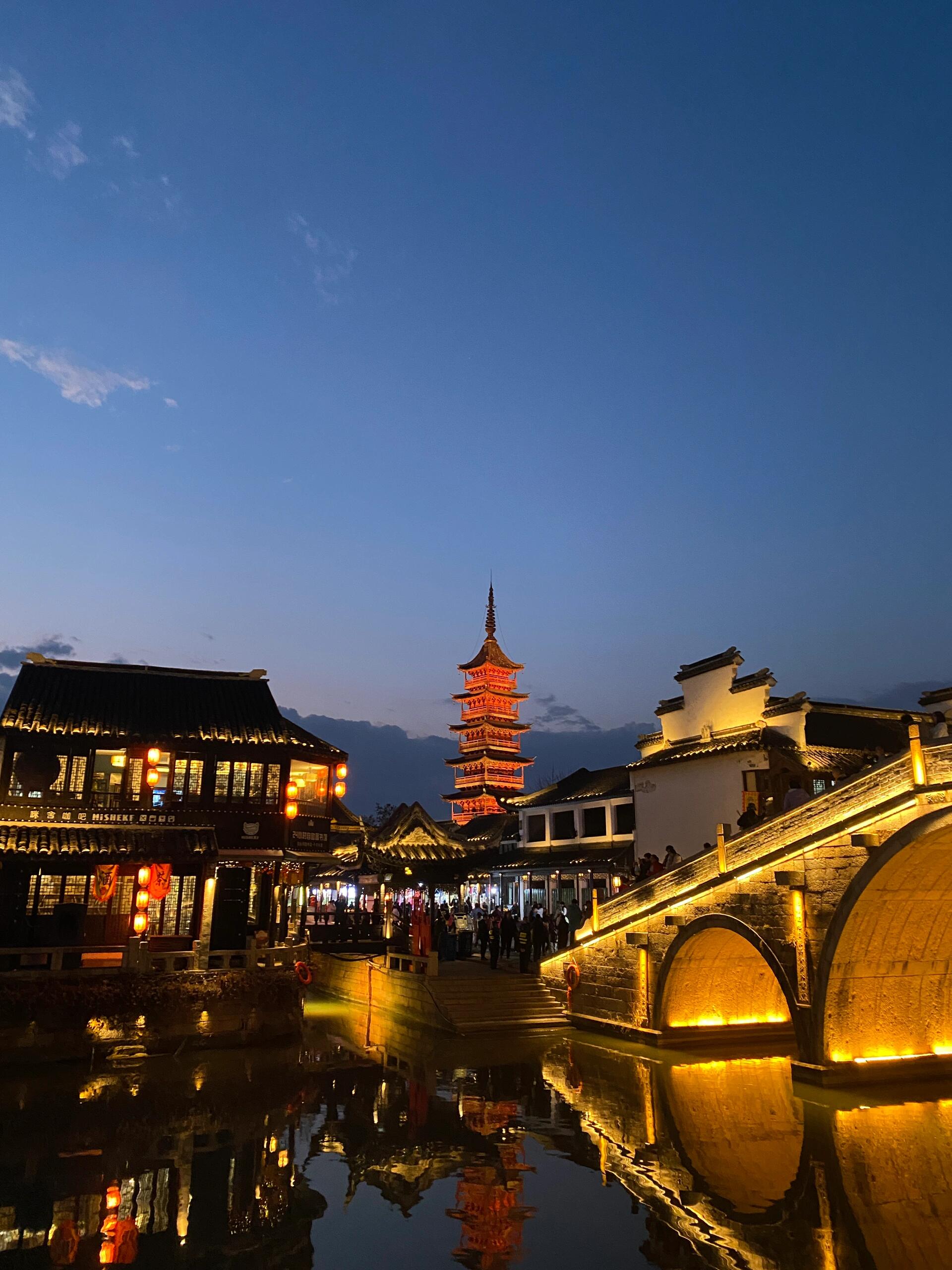 推荐昆山千灯古镇,不要门票,环境不错,很适合去走走感受一下江南水乡