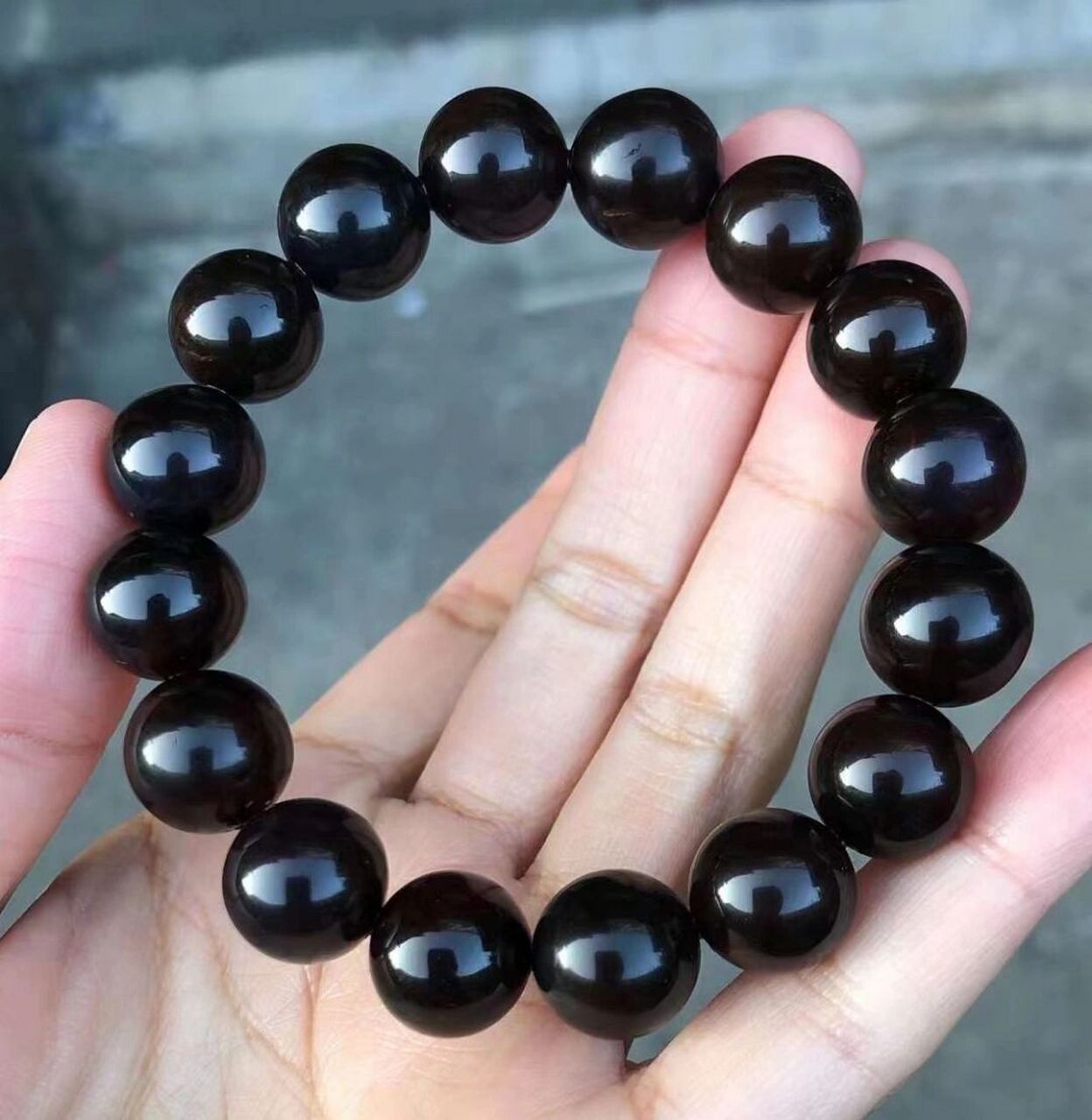 黑黝黝的缅甸翳珀手串 一条翳珀手串,无裂冰品质很好,颜色特美,上手