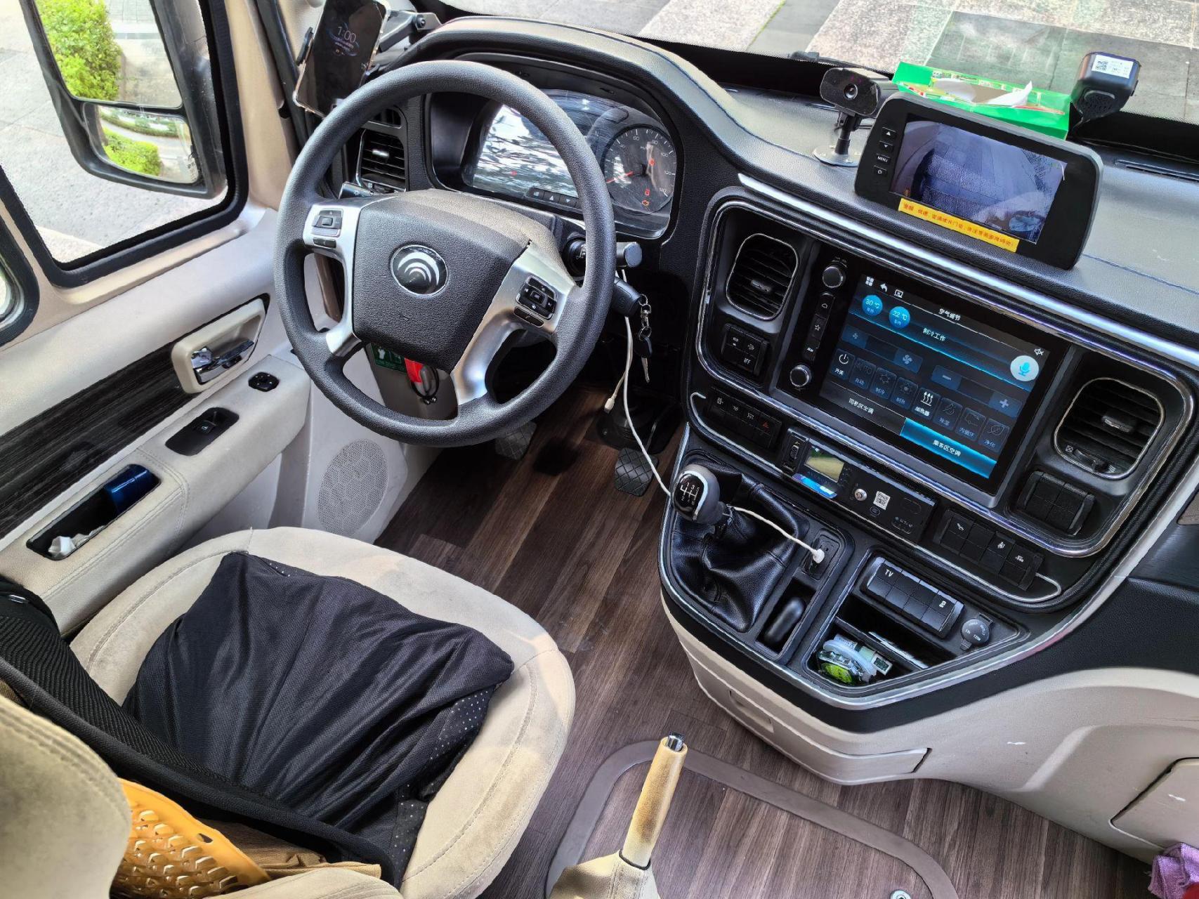 21年2月上牌,宇通cl6中型,核载14座大商务座椅,旅