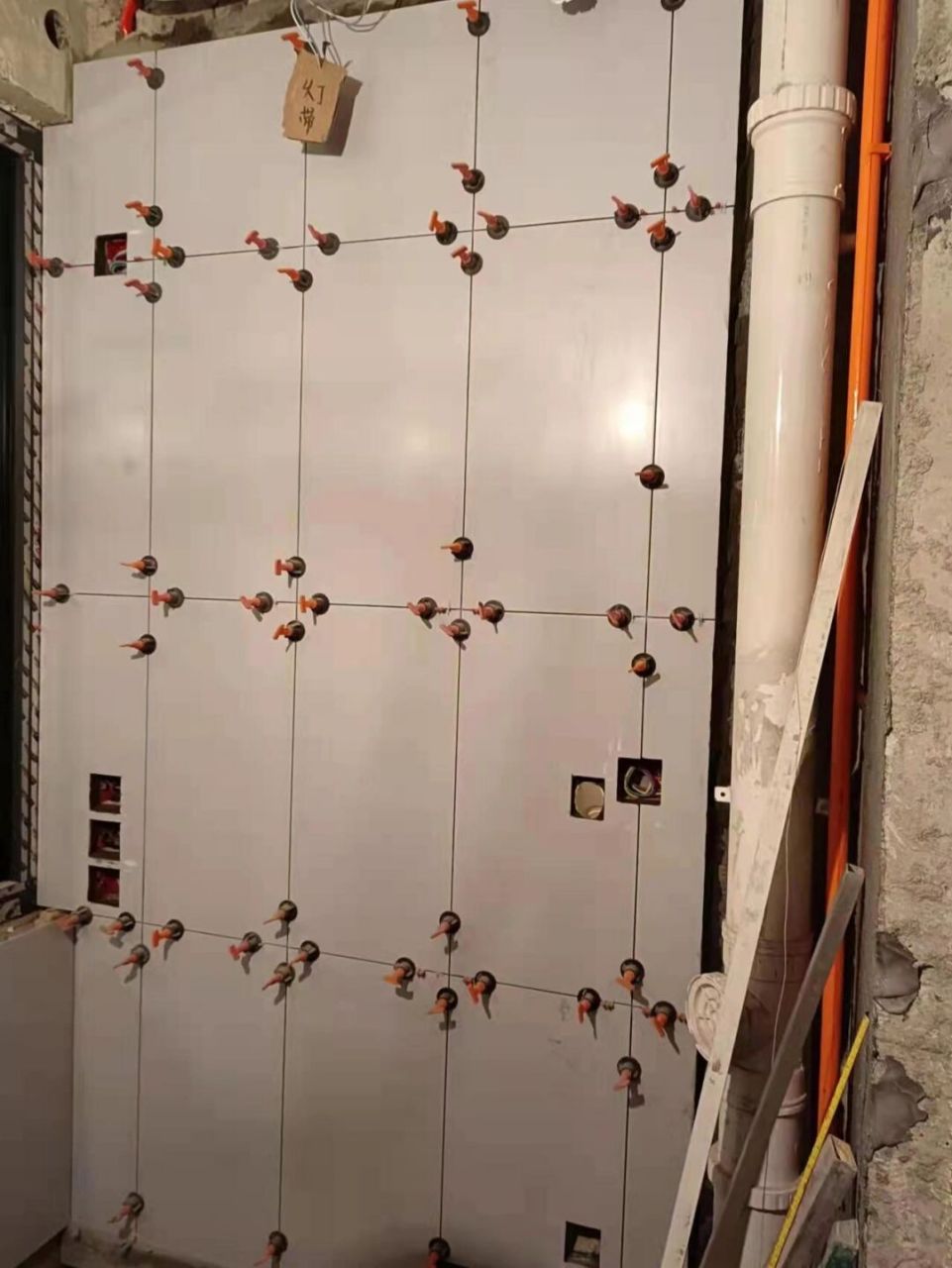 【工地现场】上海·馨慈佳苑6号楼,瓷砖铺贴～上面的找平器和十字架