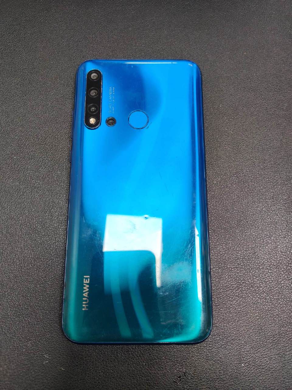 华为nova5i 6 128g 原装,搭载麒麟710处理器,成色还不错,又磕碰划痕