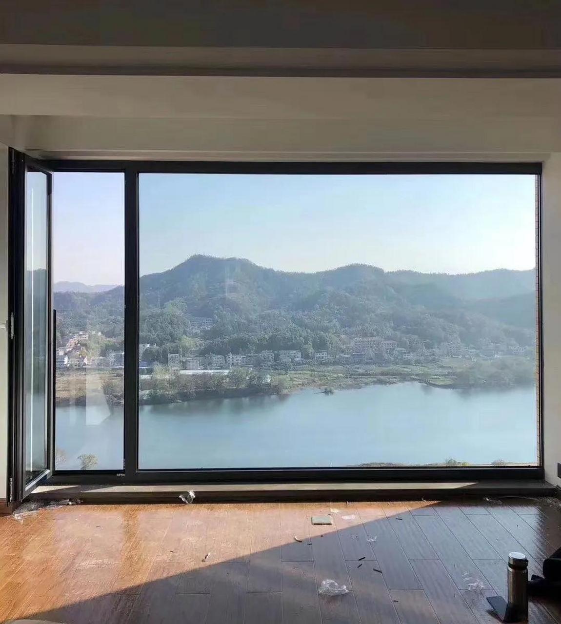 真的不是很懂,为啥落地窗还有门?