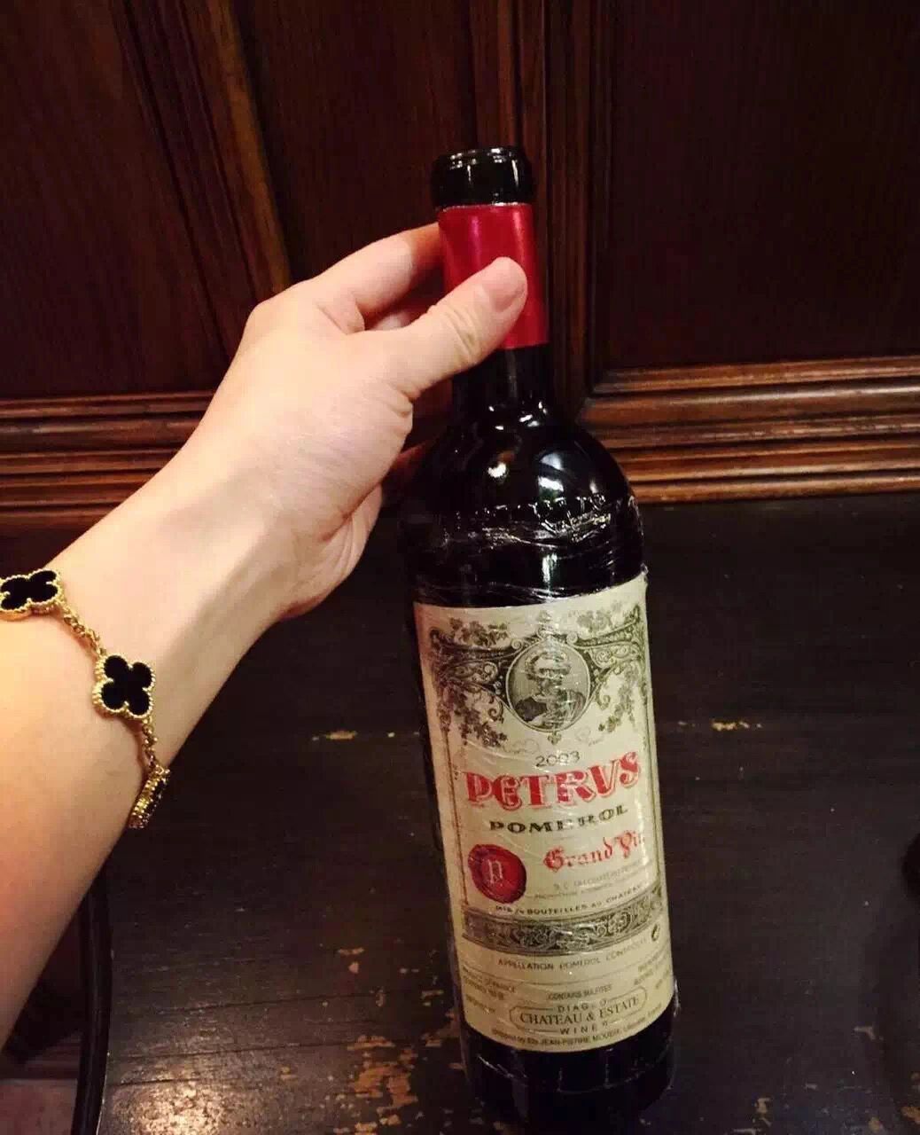 波尔多酒王:柏图斯(petrus) 柏图斯:没有副牌,也没有坏年份 	 柏图斯