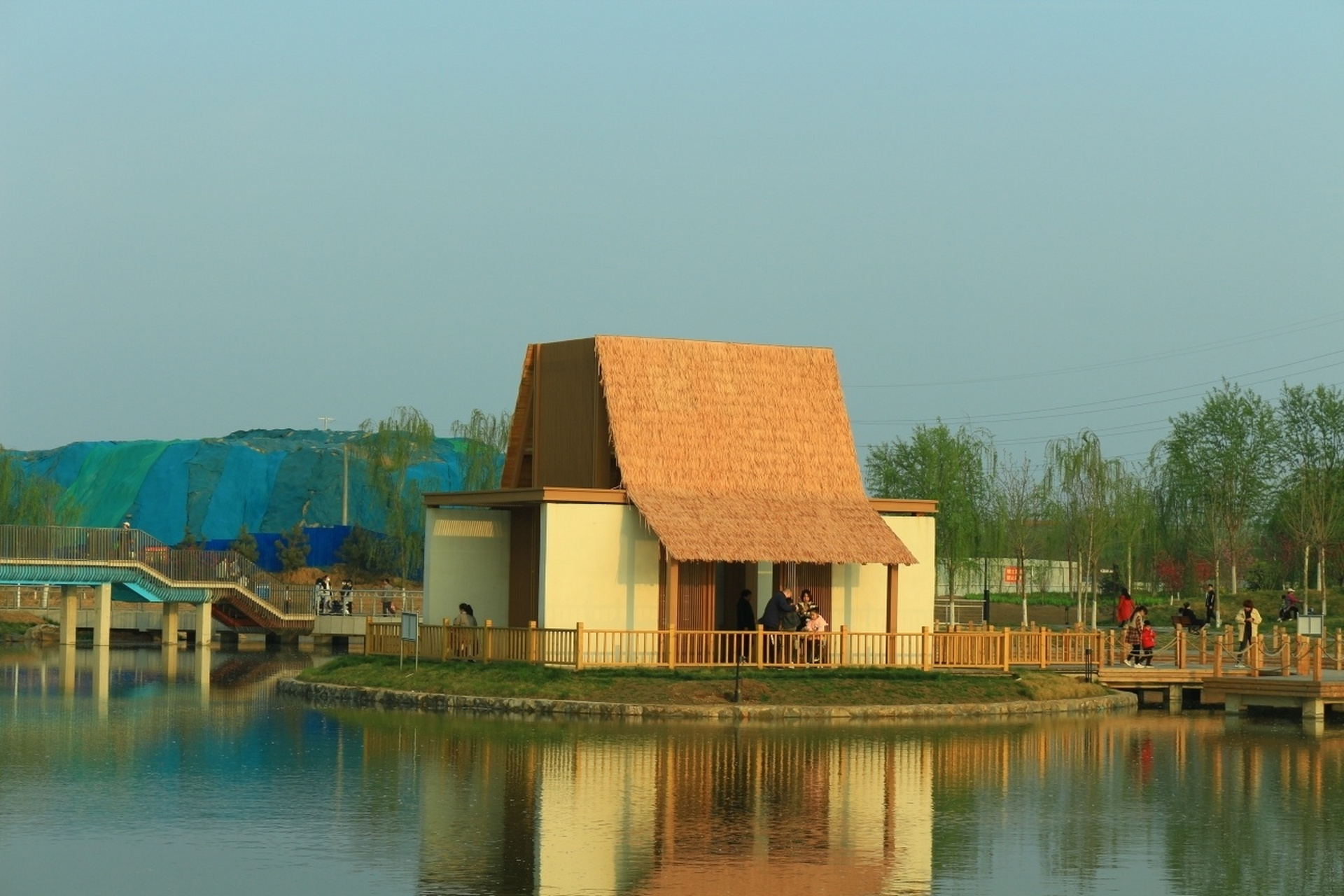 宁晋县体育公园 其实是库存照片,公园已经开放好多天了,玻璃栈道浮于