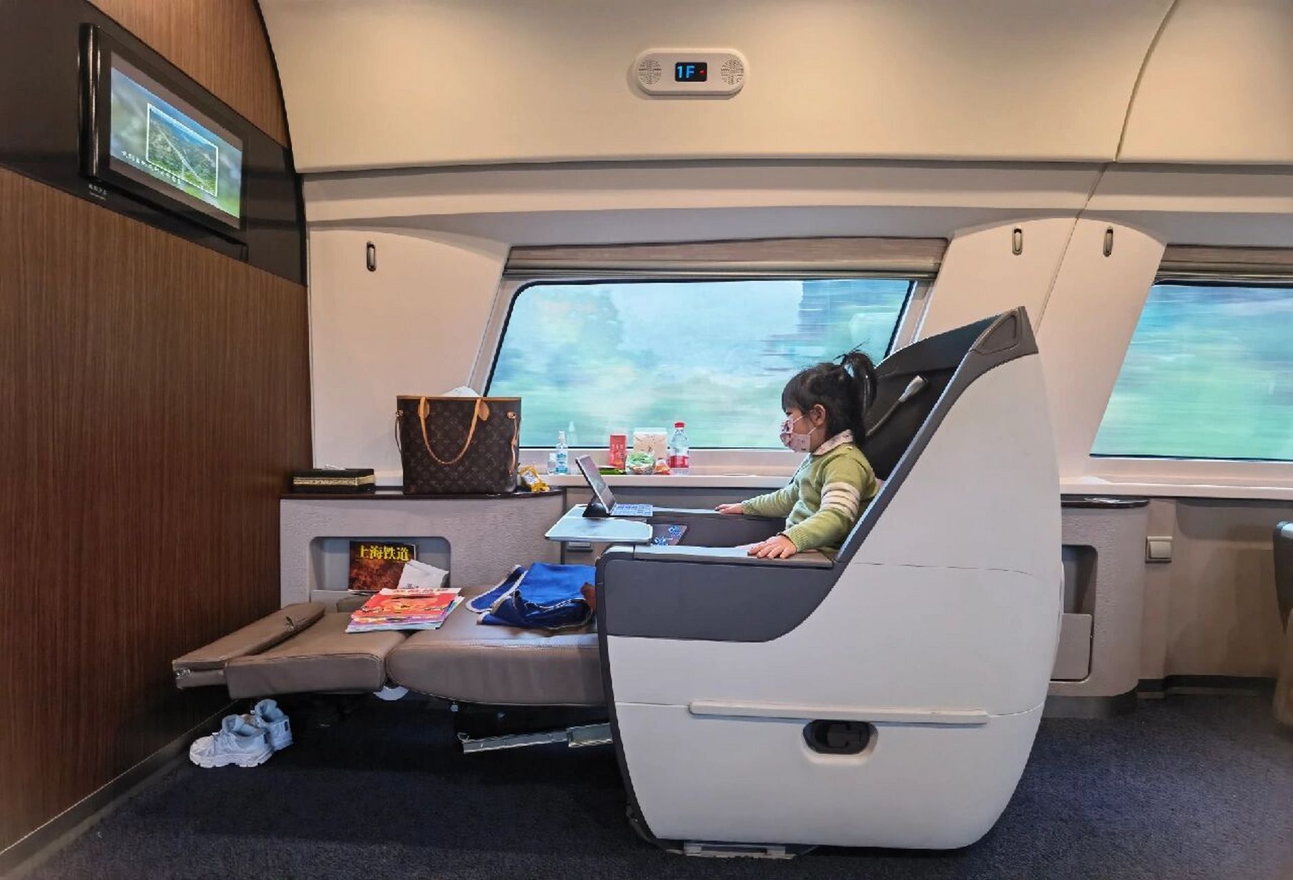 高铁商务座(附座位图) 简单说一下装备:消毒小包:免洗洗手液,儿童备用