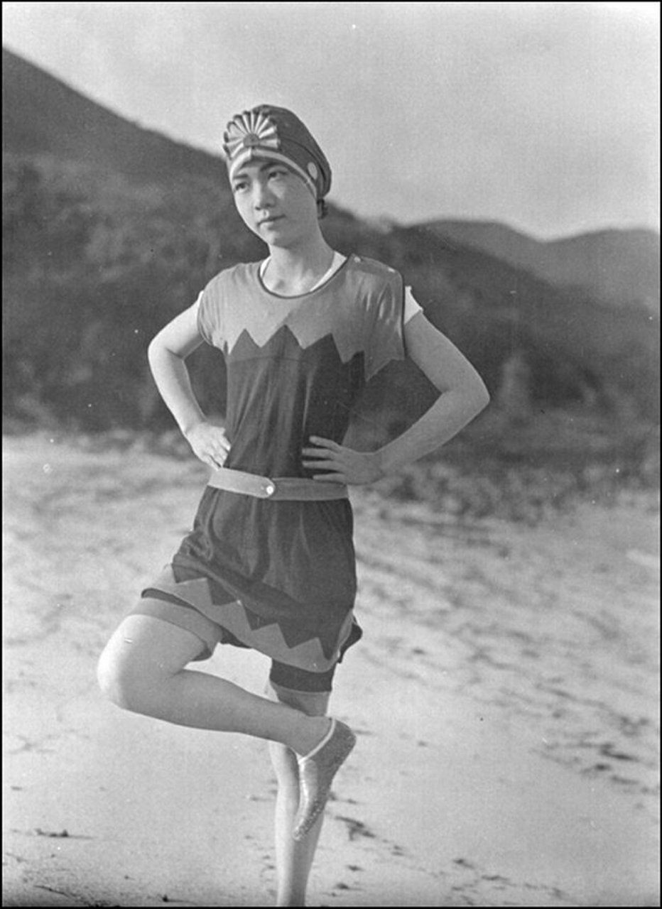 老照片#1920年代,泳装女子,,应该是我的照片中最早期的泳装女子照了