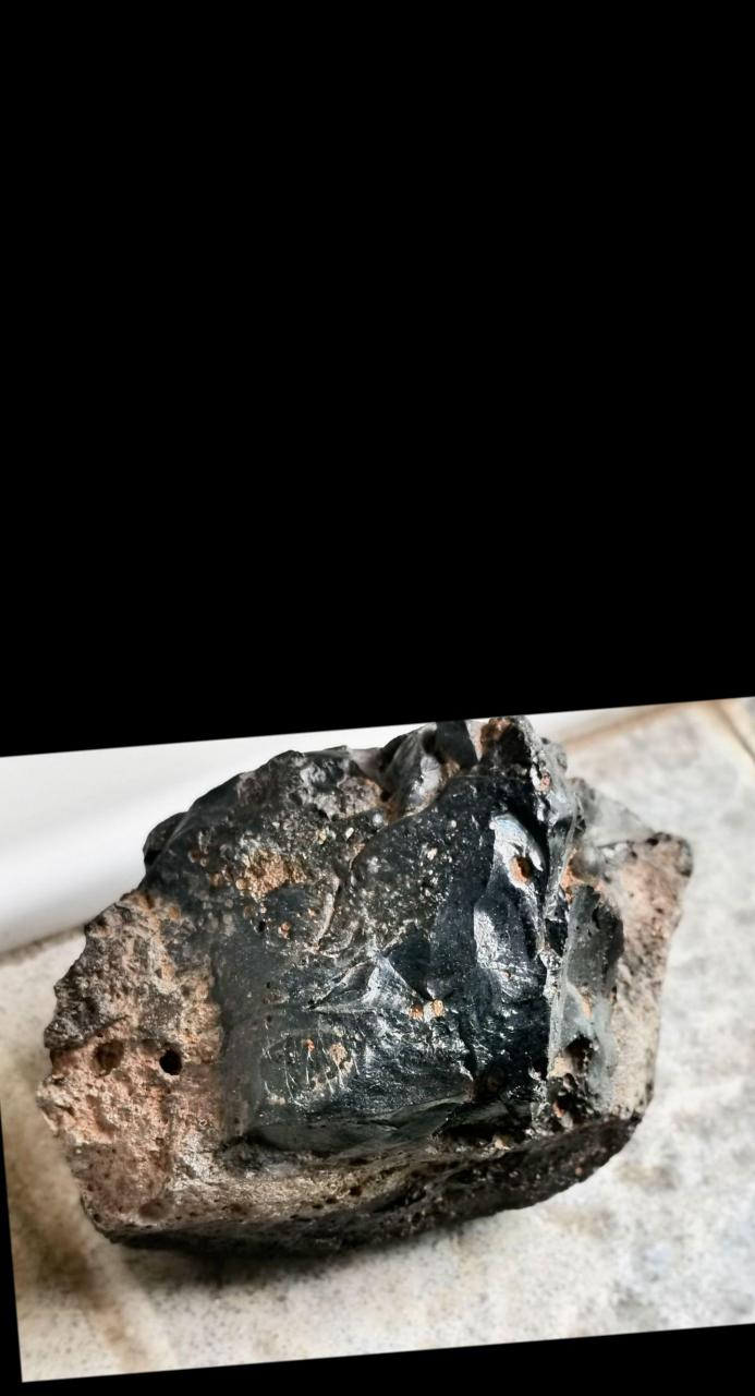 一枚十分珍稀的带弱磁之玻璃陨石原石,重约450.