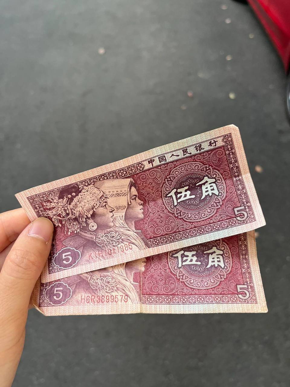 五毛钱已经不流通啦 今天把囤了好久的纸币硬币带到邮政银行存起来,才