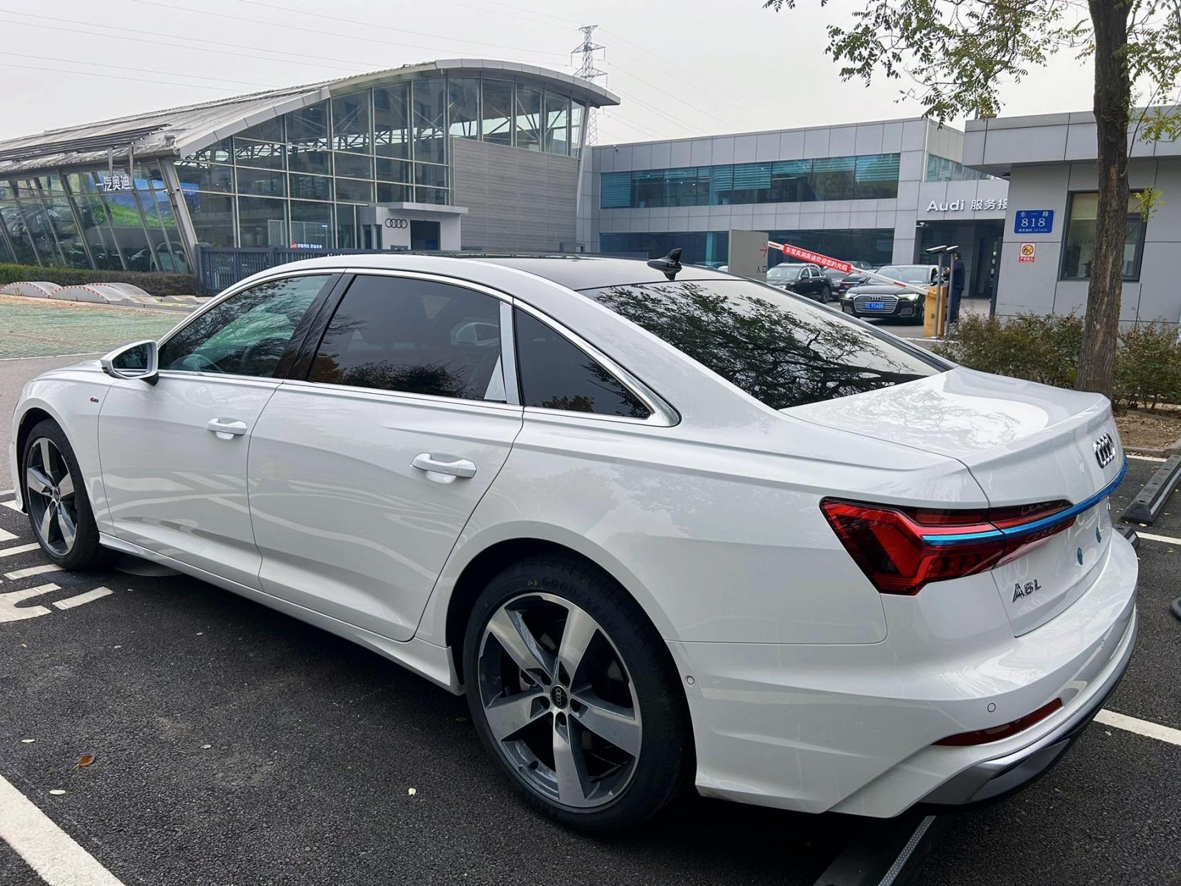 白色奥迪a6l是一款非常优雅,高贵的车型.