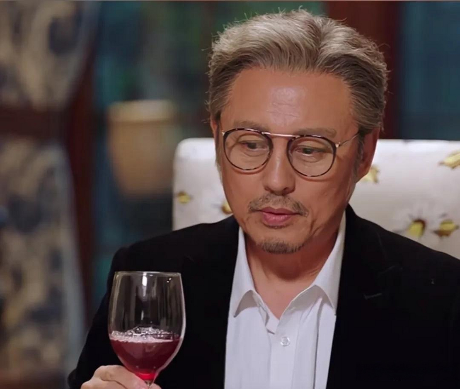 邓婕 1957年,高宏亮1959年  说实话,高洪亮年轻的时候真是个美男子