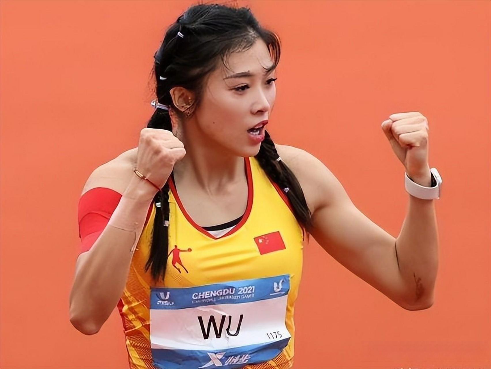 在直播中,她收到了大量的礼物,但没有关闭礼物打赏功能,这让一些人