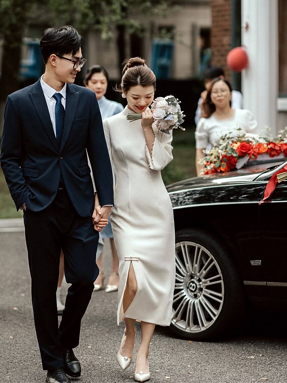 旗袍配西装违和吗? 我觉得挺好的,总不能让老公穿长衫吧