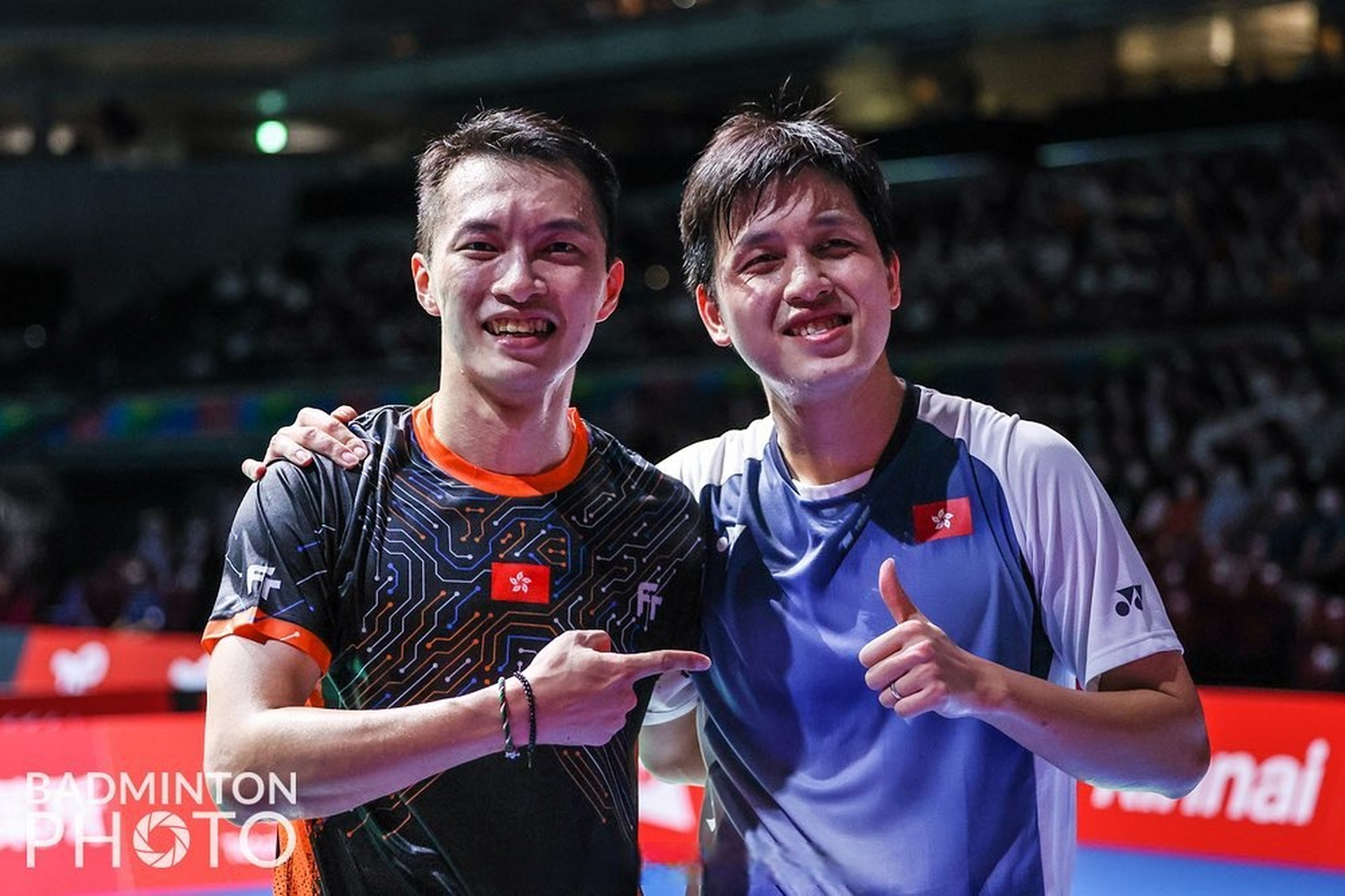 伍家朗球拍上涂的logo我居然不认识[二哈]  ——#伍家朗##羽球小v分享