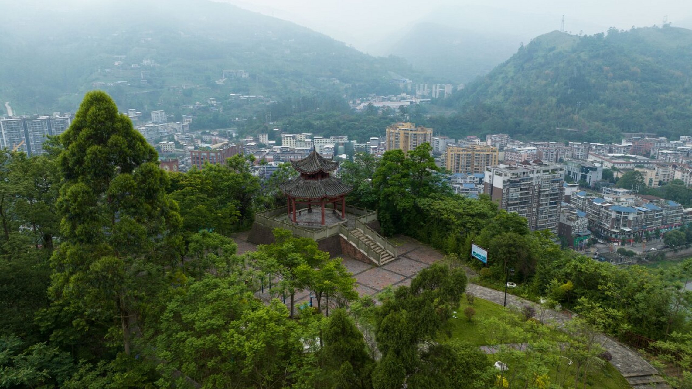 「马边炮台山」 「马边炮台山」县城边上的一座山,后改造成森林公园