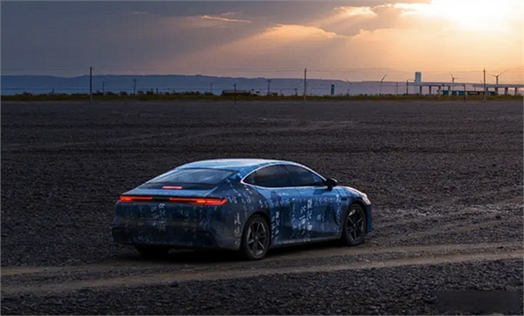 网络上曝光了一组#吉利银河e8专利图曝光# 吉利银河e8的路试谍照,从