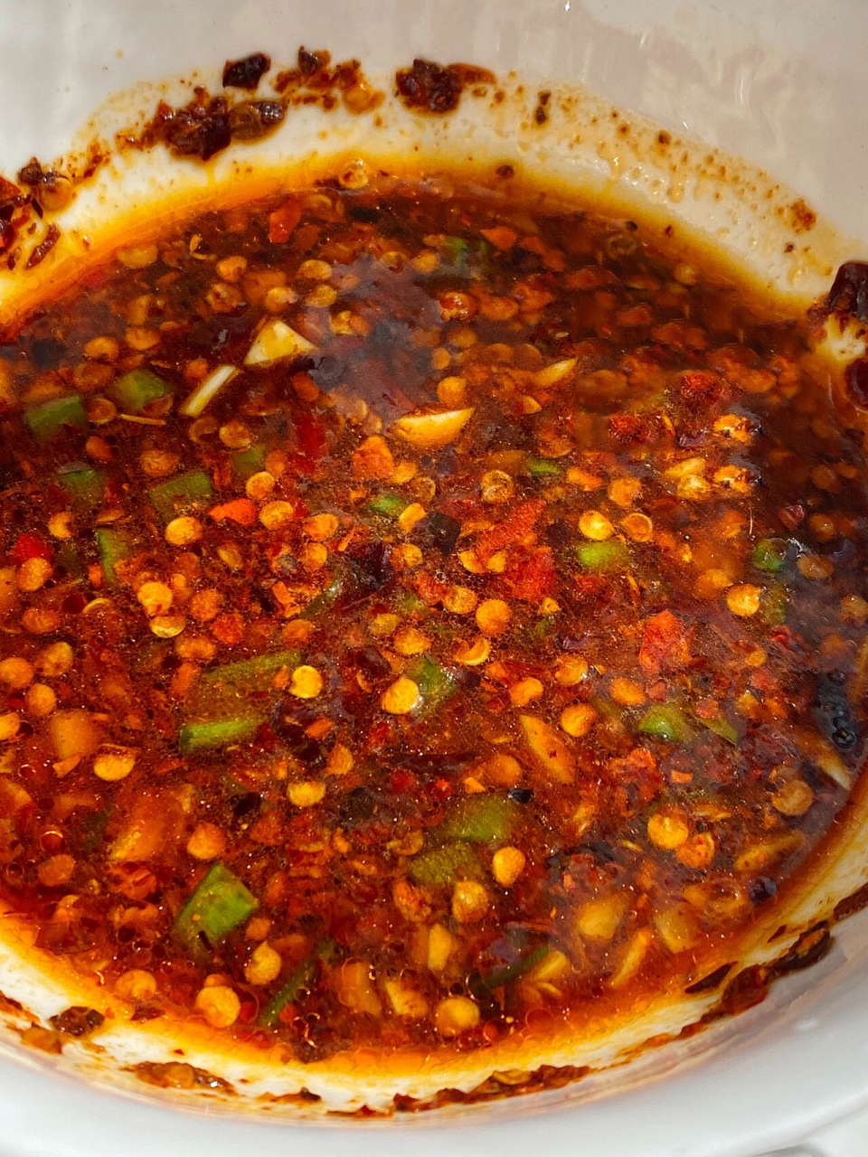 味道很香而且不是特别辣,直接当干料拌面吃,或者做成蘸水蘸蔬菜,水饺