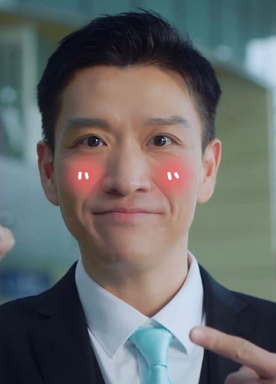 怎么有人拍广告做这么可爱的小表情啊99 很爱抿嘴笑啊,像个乖巧宝宝