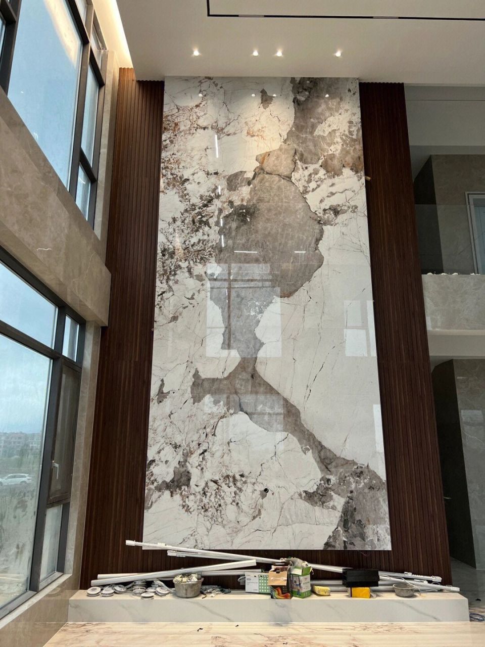 别墅中空厅背景墙 岩板潘多拉悬空