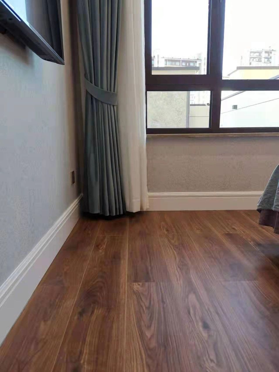 大自然地板《满园胡桃楸》实铺效果 经典的胡桃色,这样的卧室你喜欢吗