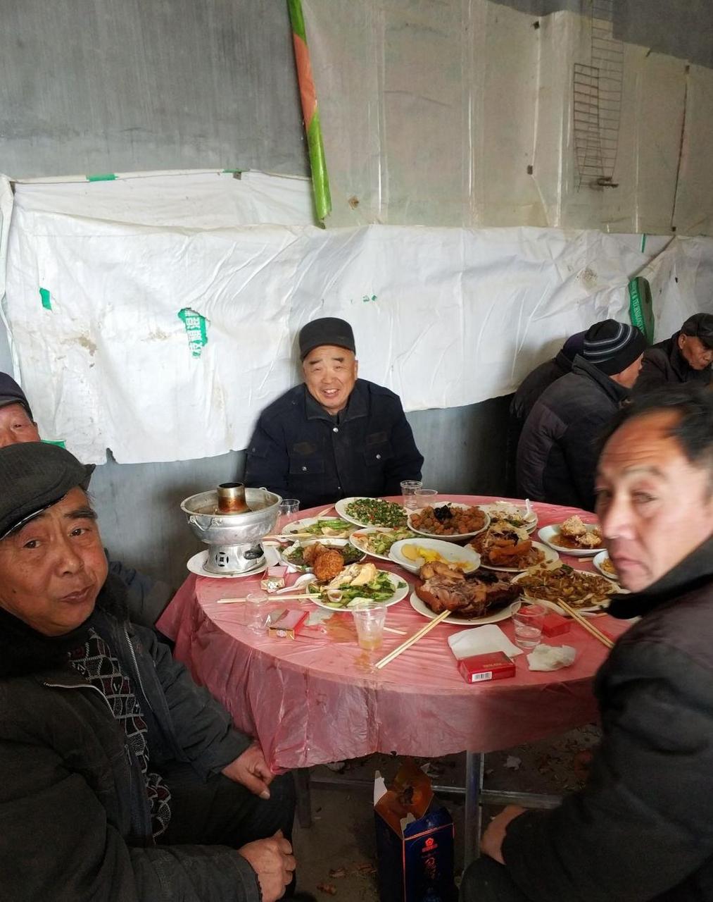 为什么明明是葬礼,可是在吃席的时候,人们还是有说有笑?