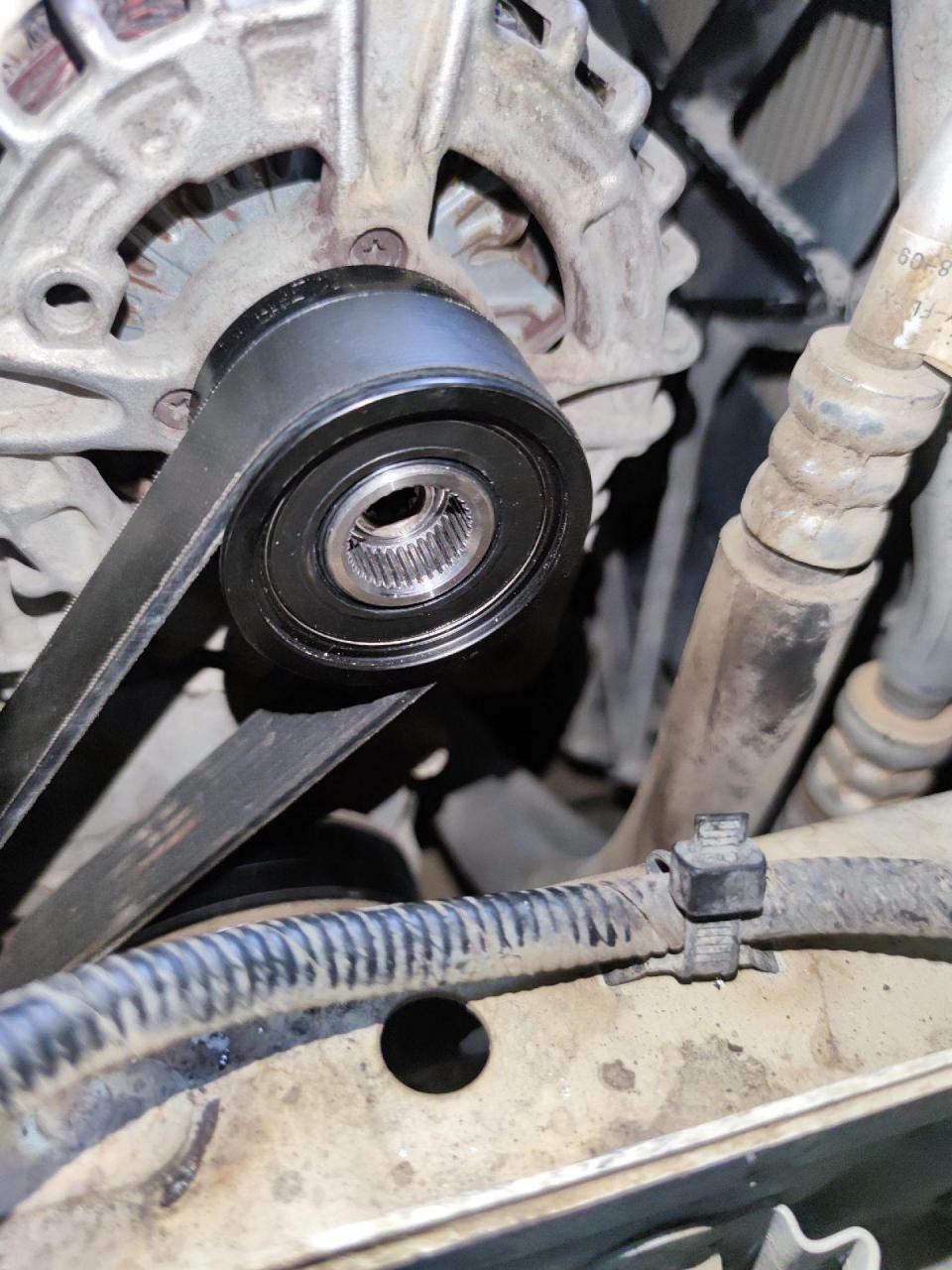 日产奇骏保养,更换发电机皮带轮,皮带