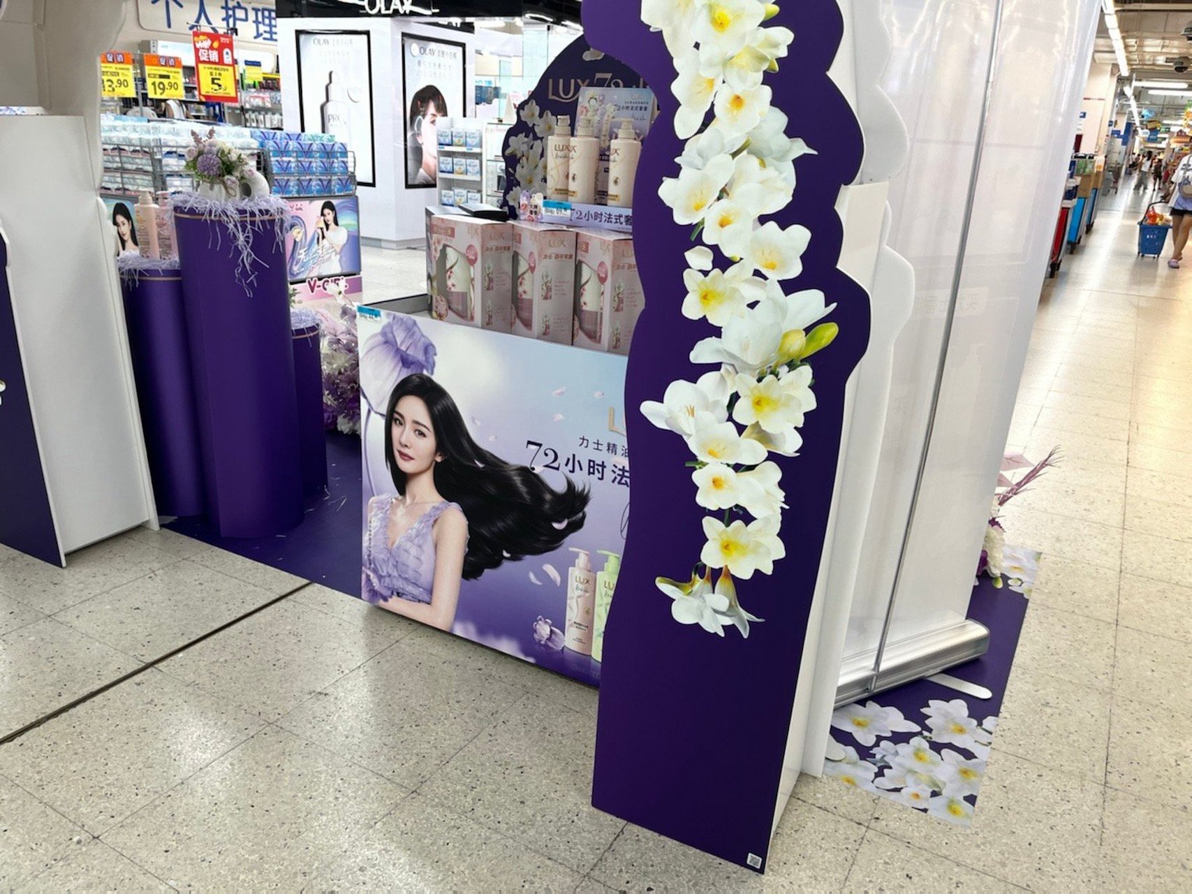 杨幂# 尾巴一个箭步赶去打卡拍照～#杨幂力士洗护发大中华区代言 