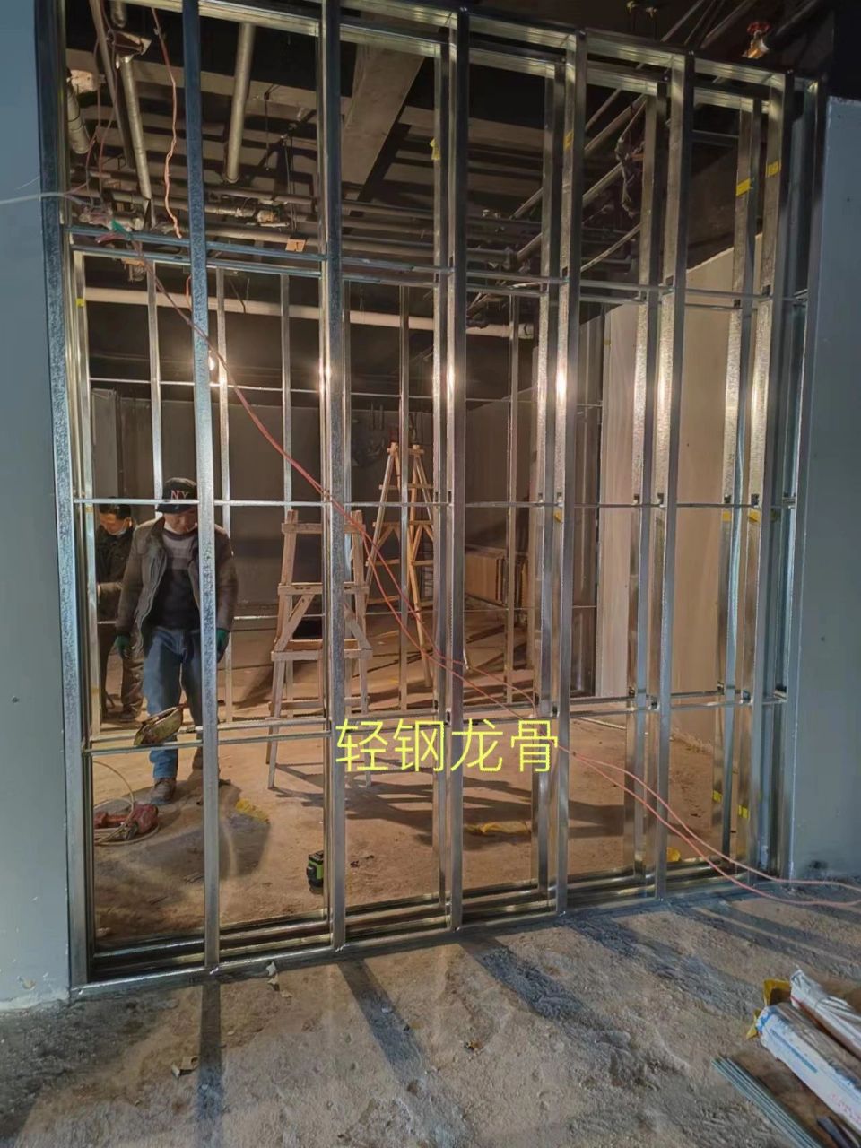 轻钢龙骨轻质隔墙 所谓的轻钢龙骨轻质隔墙,就是指我们所增加隔断的