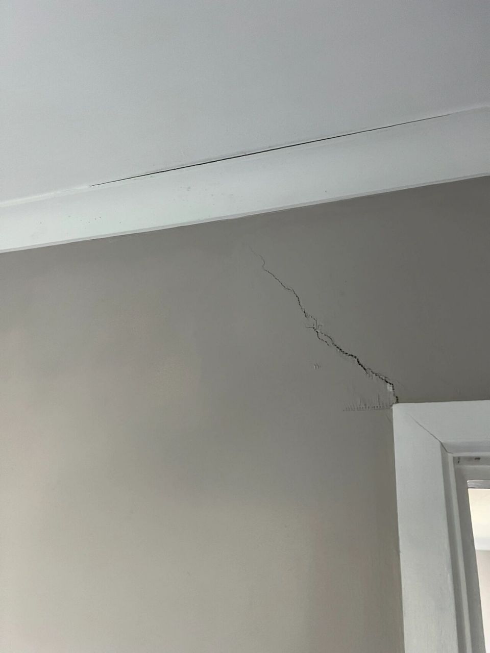 当家里出现这种裂缝的时候要注意了 如果家里内墙阴角多处出现斜向或