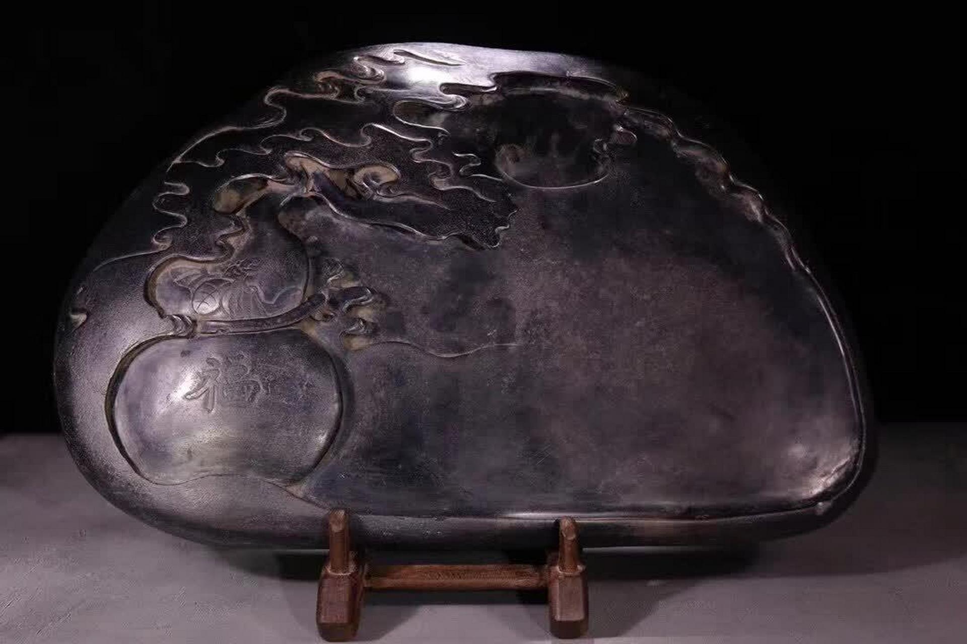 清代端石巧雕「祥云福禄」文房老端砚,其不仅是一件实用的文房用具,更