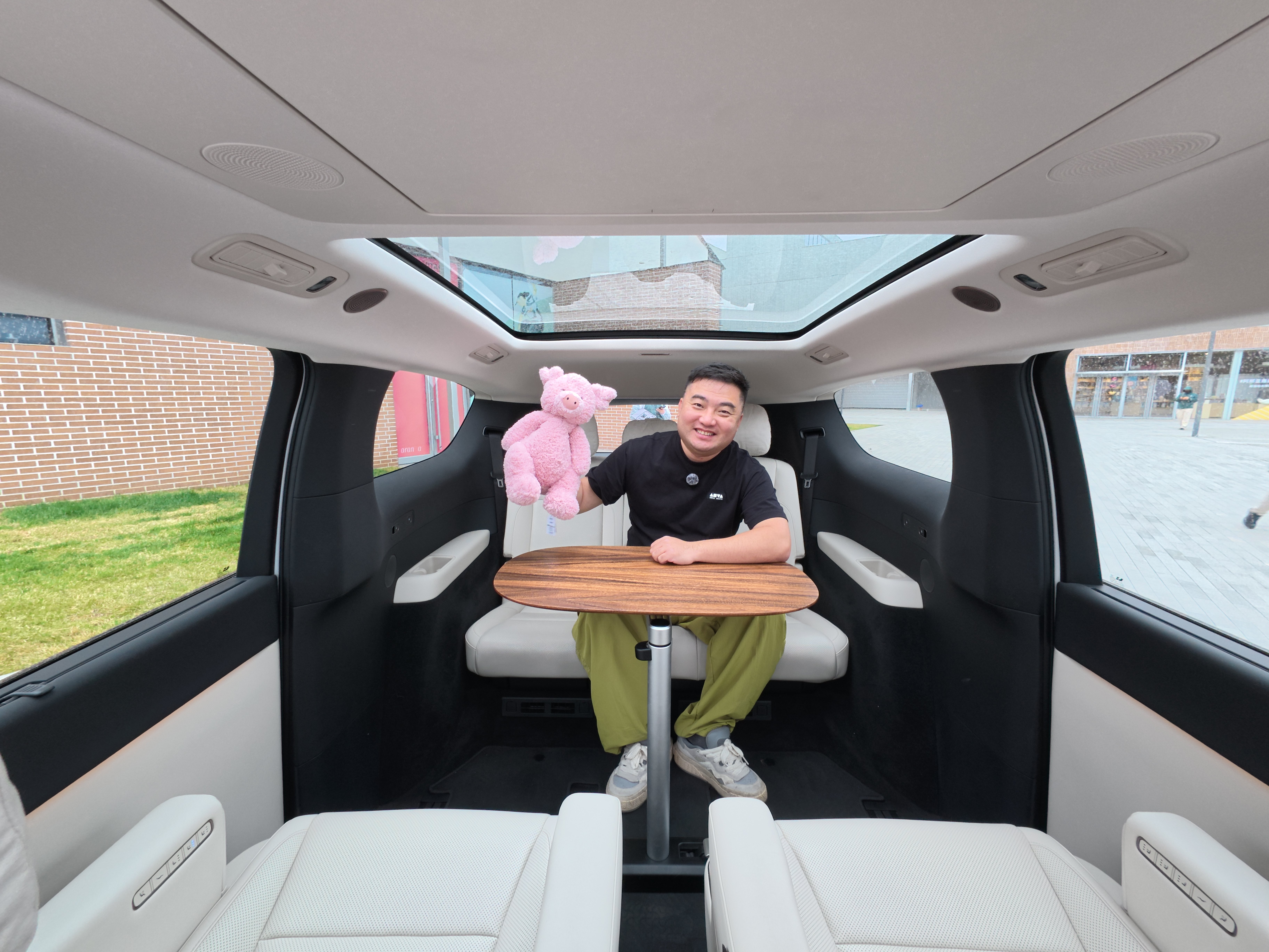 旋转座椅场景理想车mega休闲桌模式领克900 对坐理想mega座椅理想mega