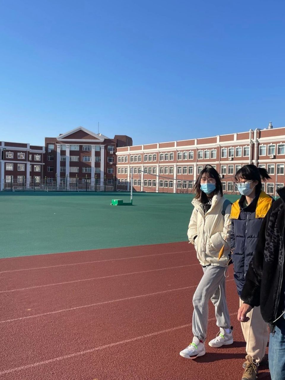 回母校回忆青春去  大连育明高中 疫情之后就很少有毕业生回学校了