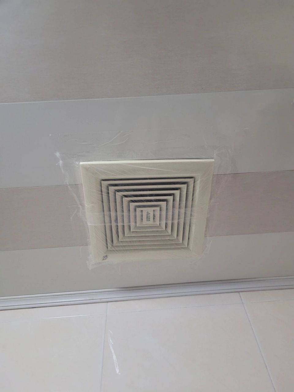 卫生间排气扇进烟味怎么办? 亲们,我家卫生间这两天总有烟味.