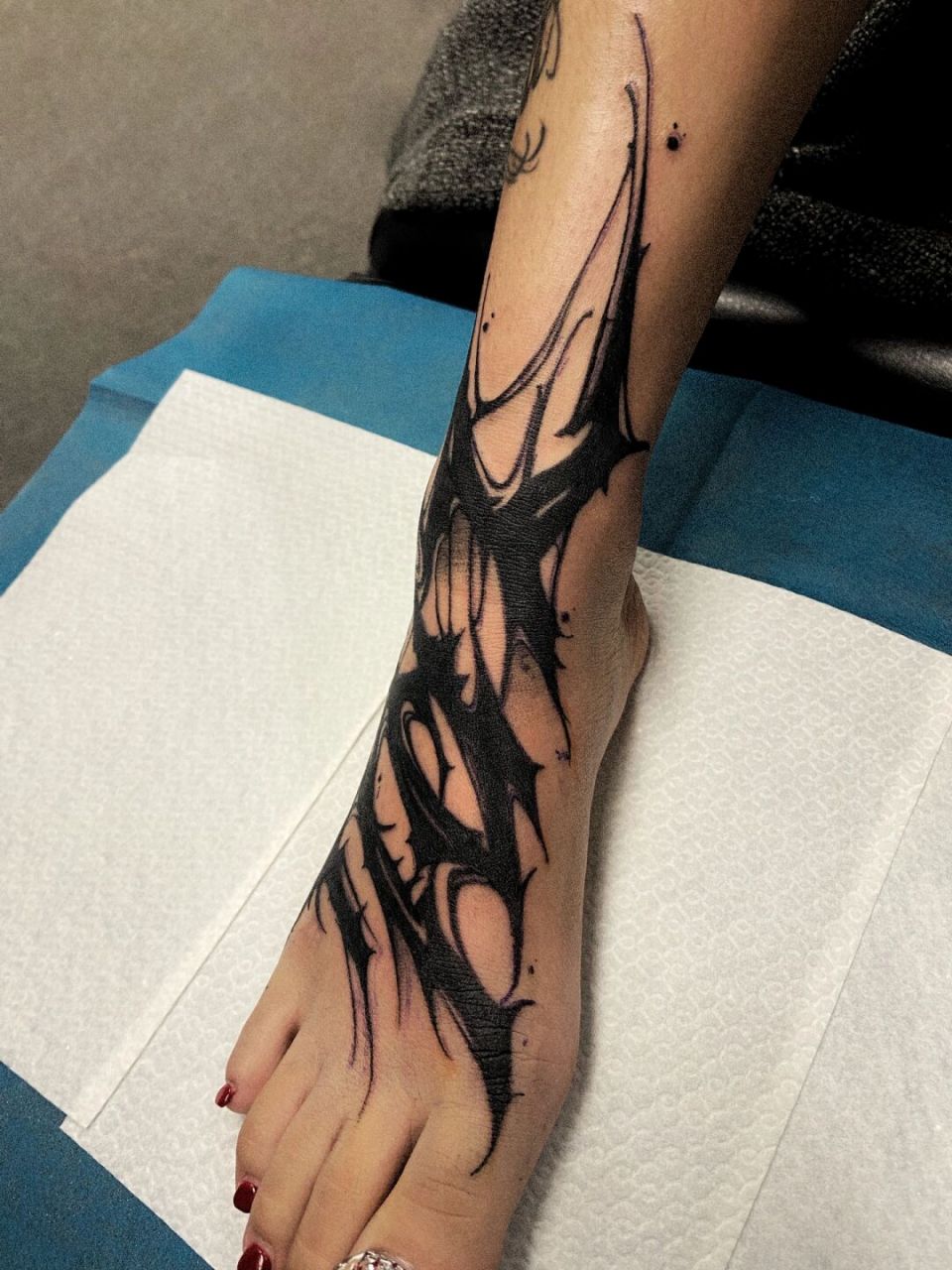 痛是痛了点09 不过挺帅 暗黑花体字帅 脚背纹身需要很大勇气,哈哈哈