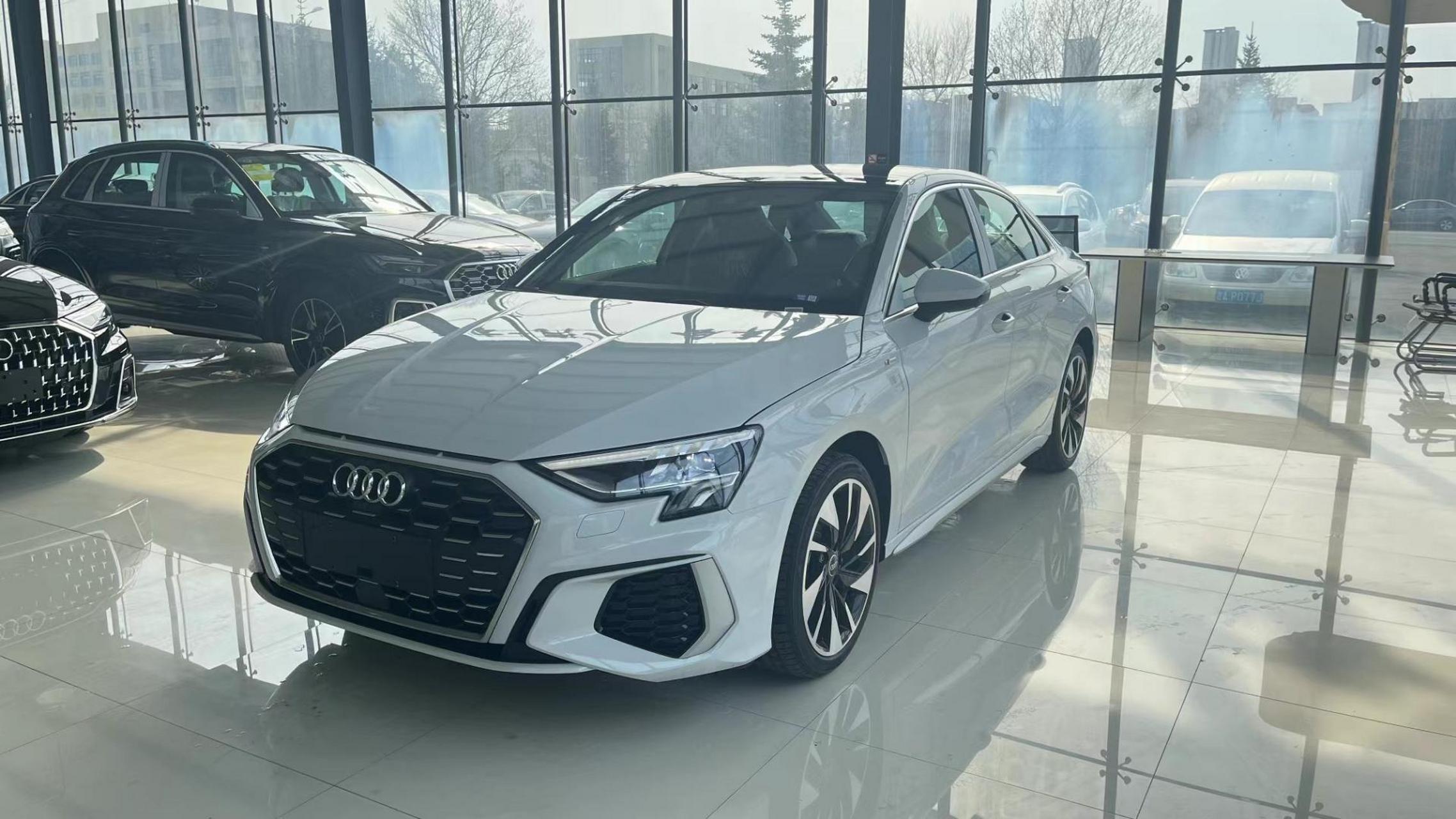 奥迪a3l  24款时尚运动(选装原厂360全景影像) 指导价235700 上牌日期