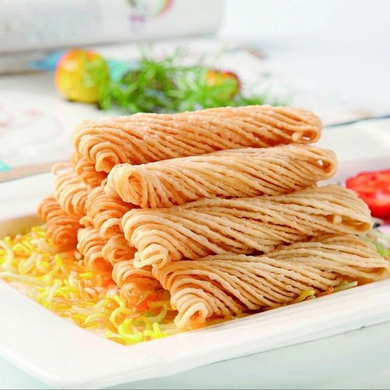 新疆馓子以麦面为主料,色泽黄亮,层叠陈列,轻巧美观,干吃香脆可口,泡