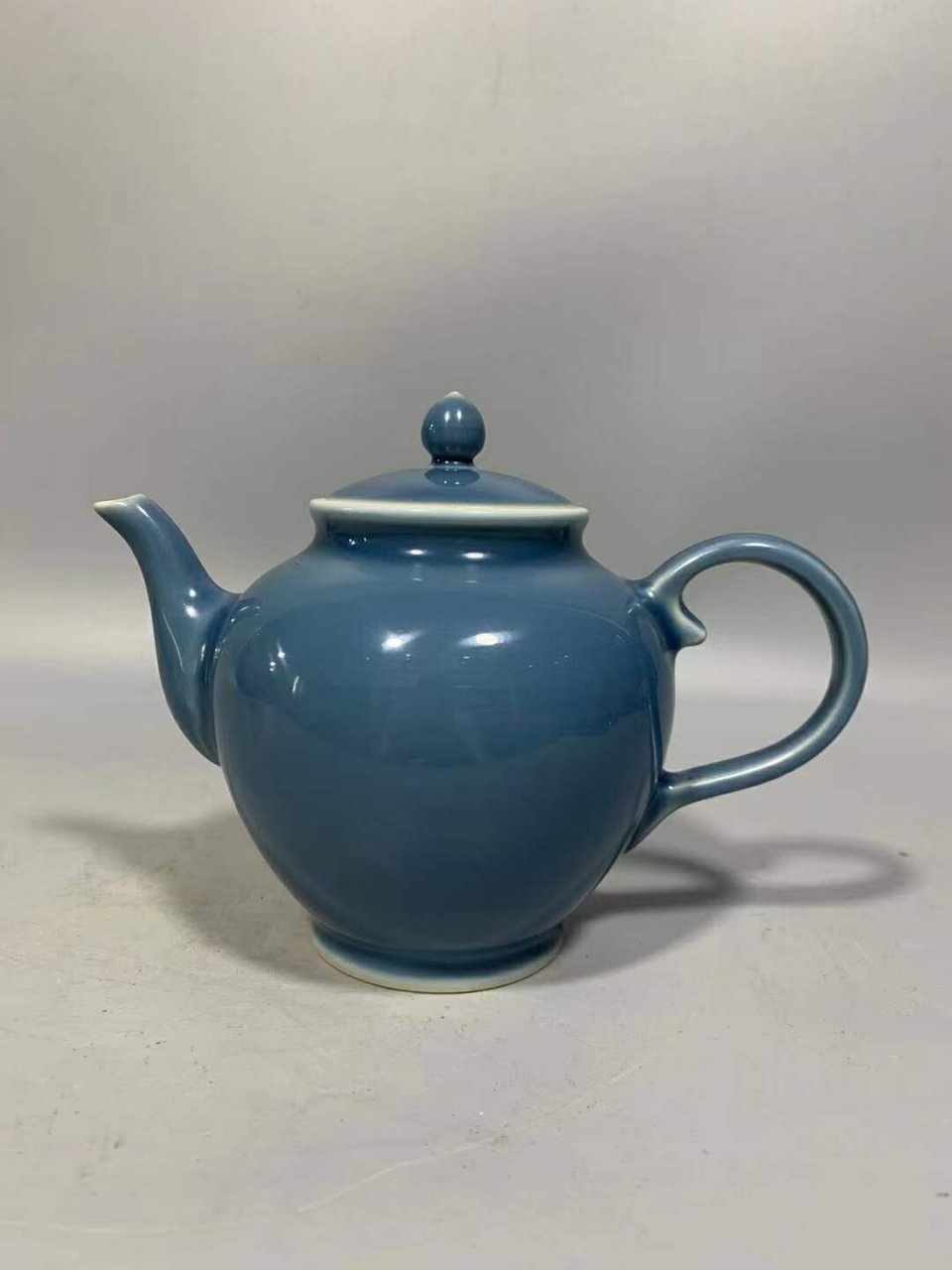 霁蓝釉单色茶壶-大清乾隆年制【旧藏】 霁蓝釉单色茶壶是一款非常精美