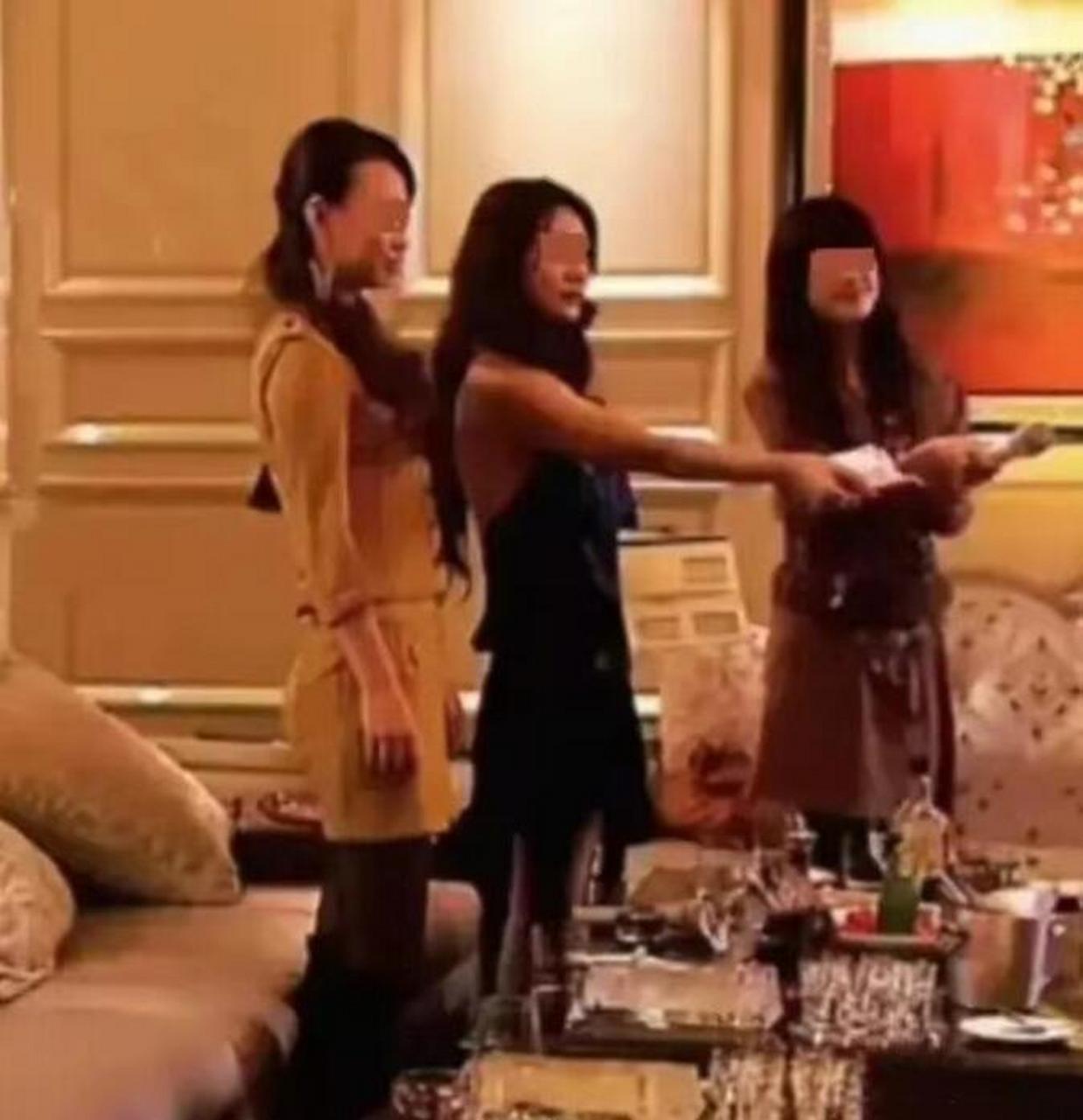 河北,3个富婆去洗浴中心后,带走一名19岁的小伙子"找乐子".