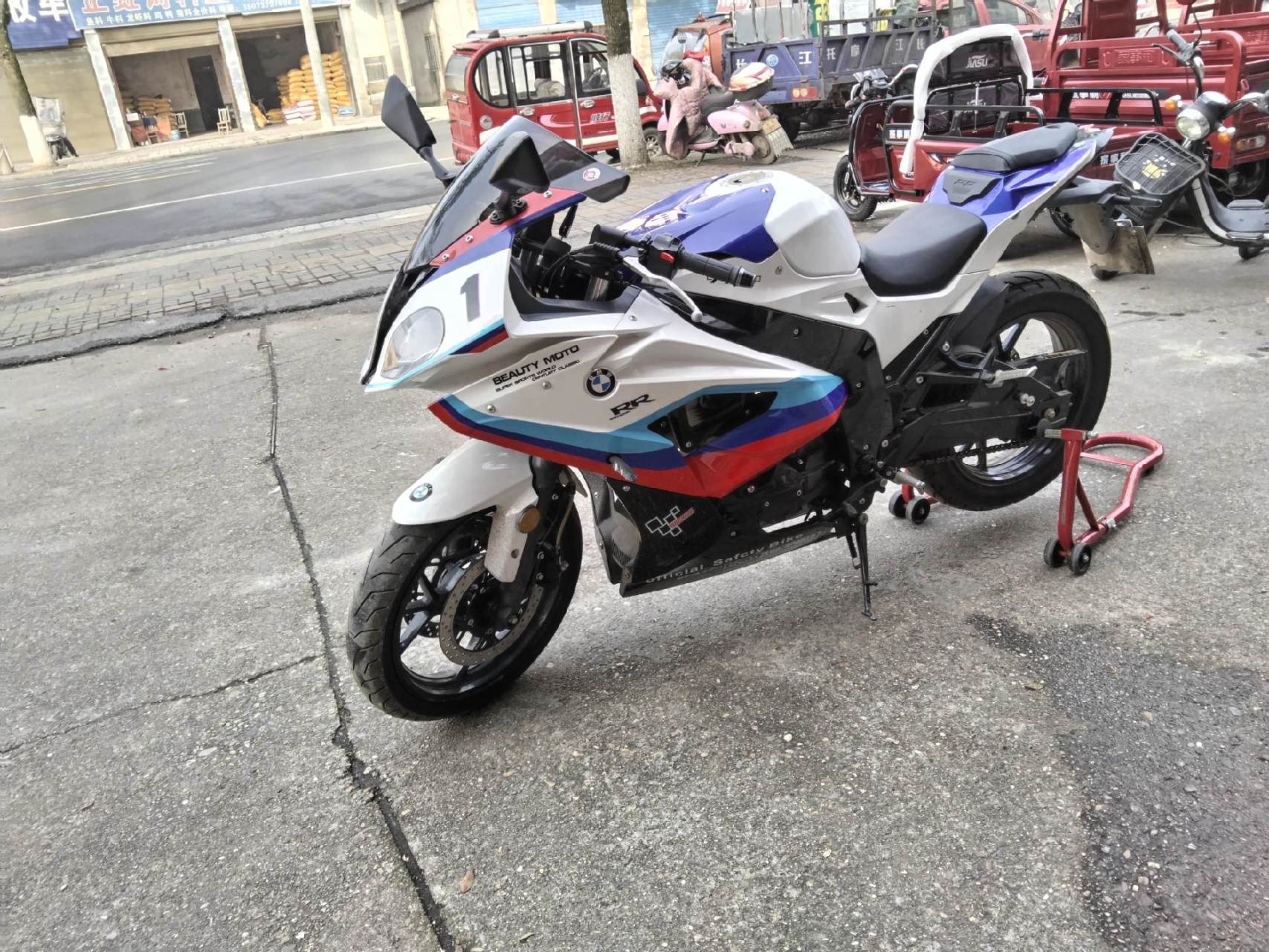 国产宝马双r,20年上牌,排量200cc,电喷,三千多公里实表,精品车况.