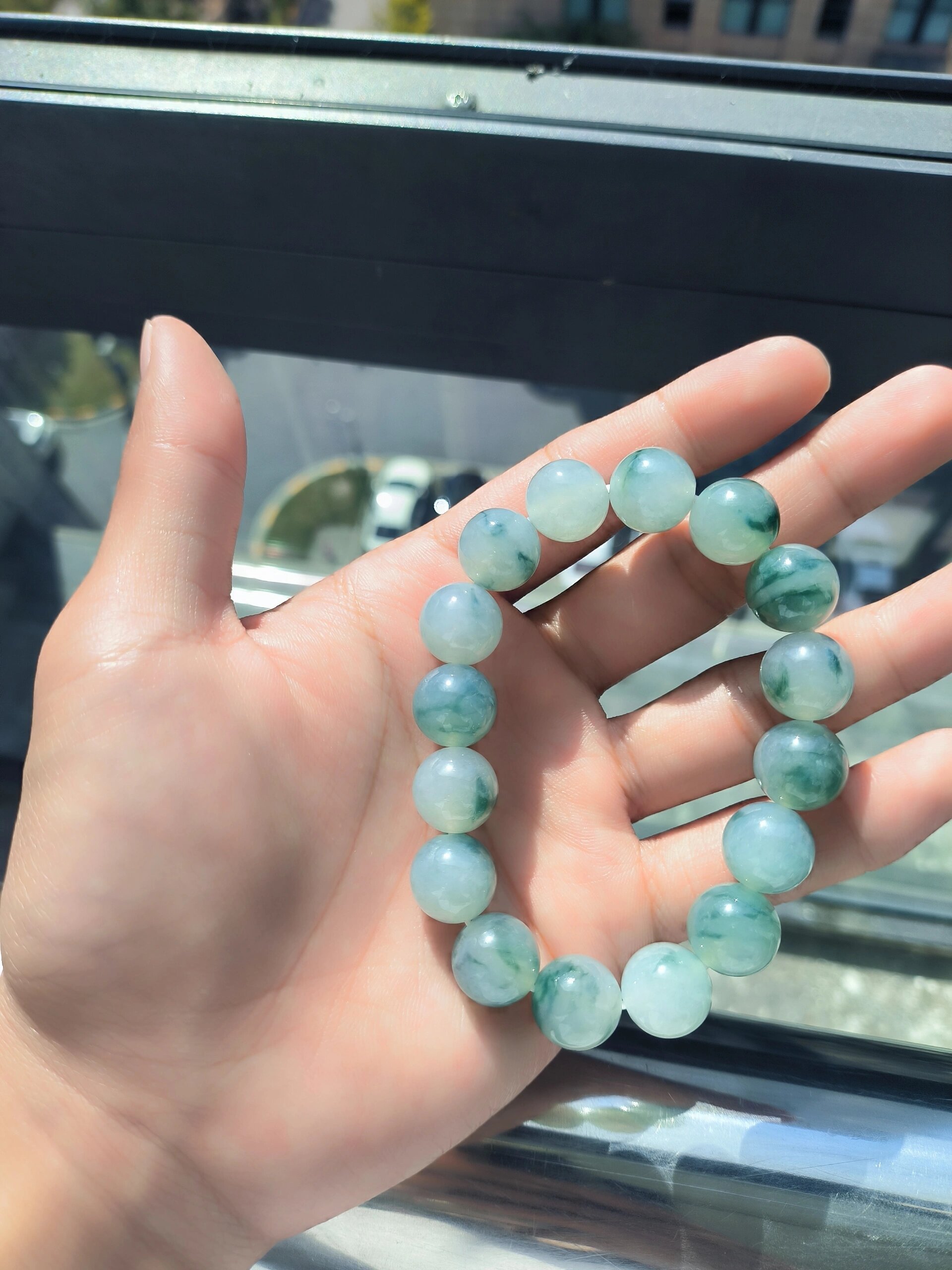 糯冰种翡翠飘花手串,飘花飘的非常灵性