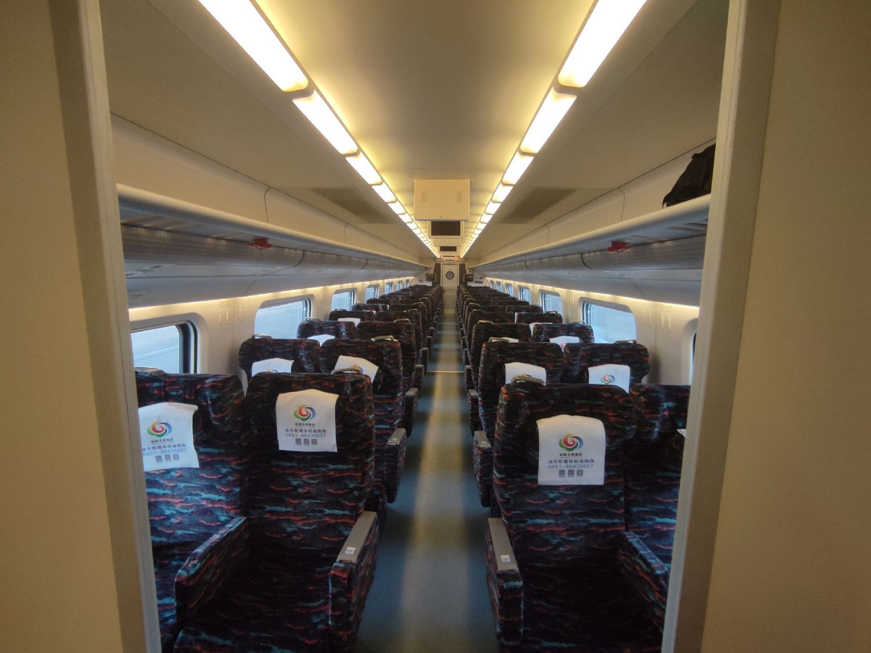 crh5a型动车组列车,该车编组形式为5动3拖,餐车为6号车厢,充电口位置