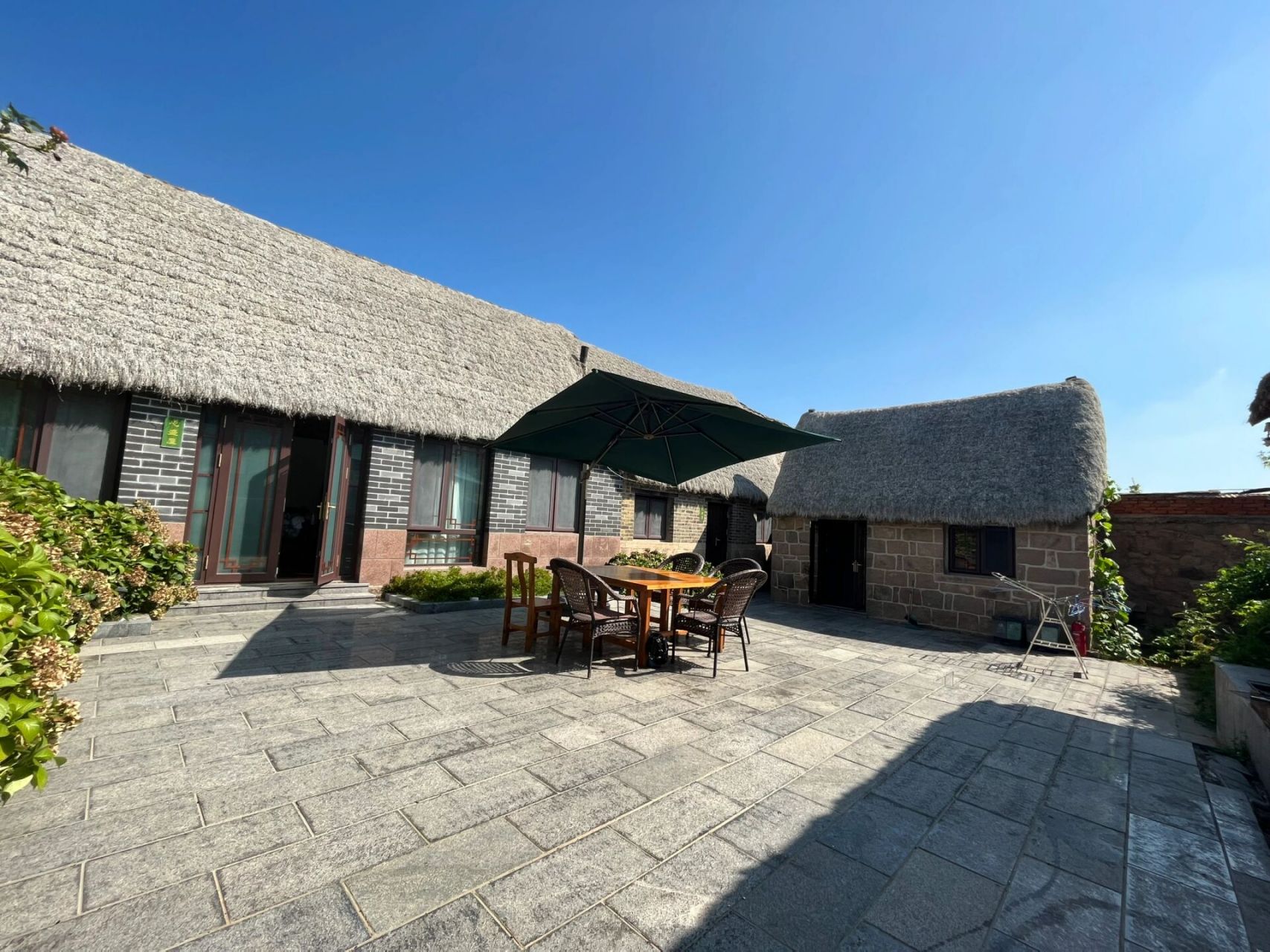 荣成刚回,石岛民宿你值得拥有 8月8号很晚到的荣成,居然什么酒店都订