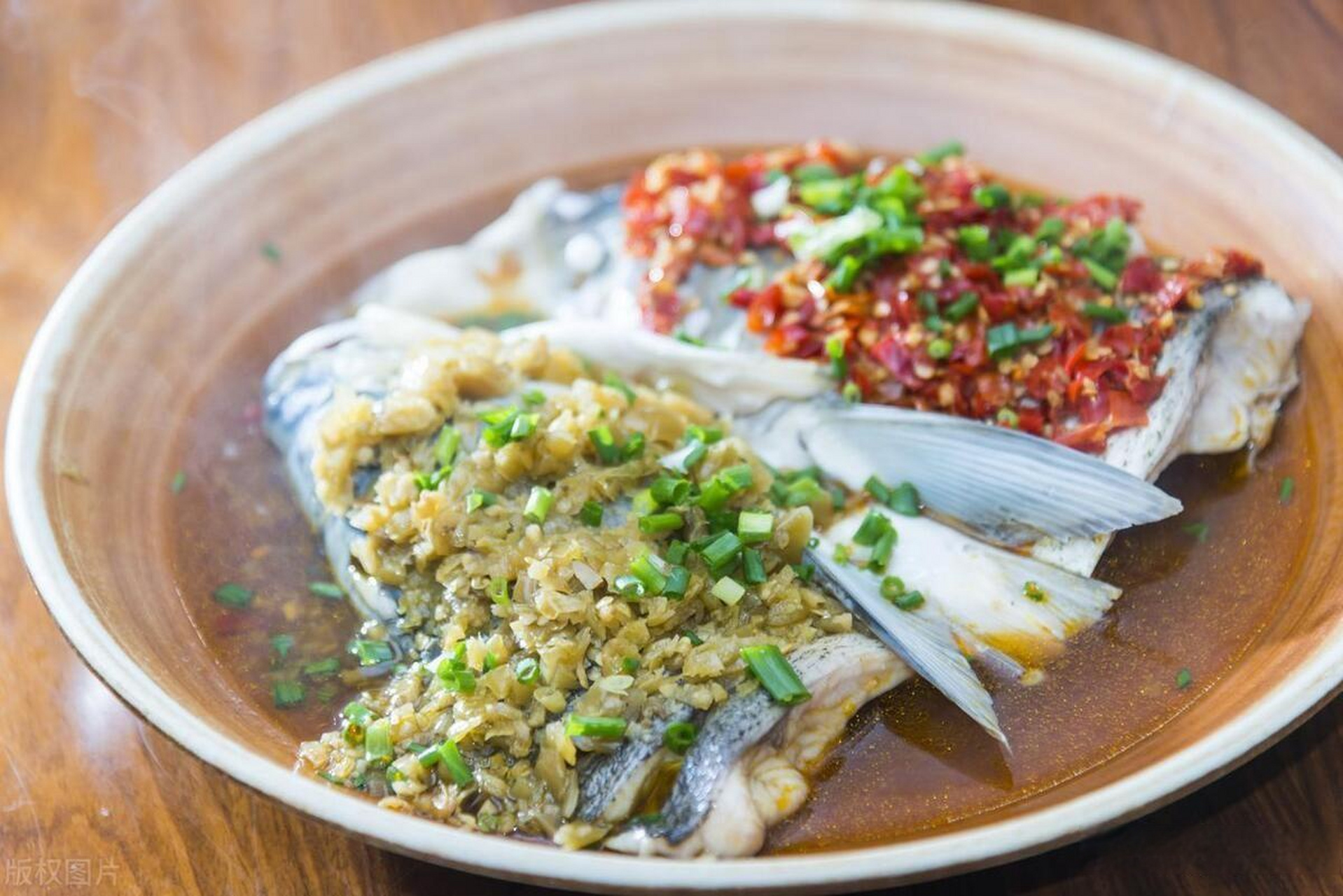 长沙双椒鱼头:酸辣鲜美的湖南经典菜肴 长沙双椒鱼头是湖南菜中的经典