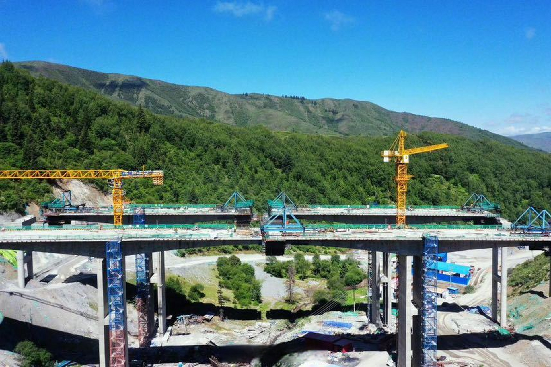 【久马高速公路全线首座刚构桥顺利合龙】#四川城市服务台# 7月26日