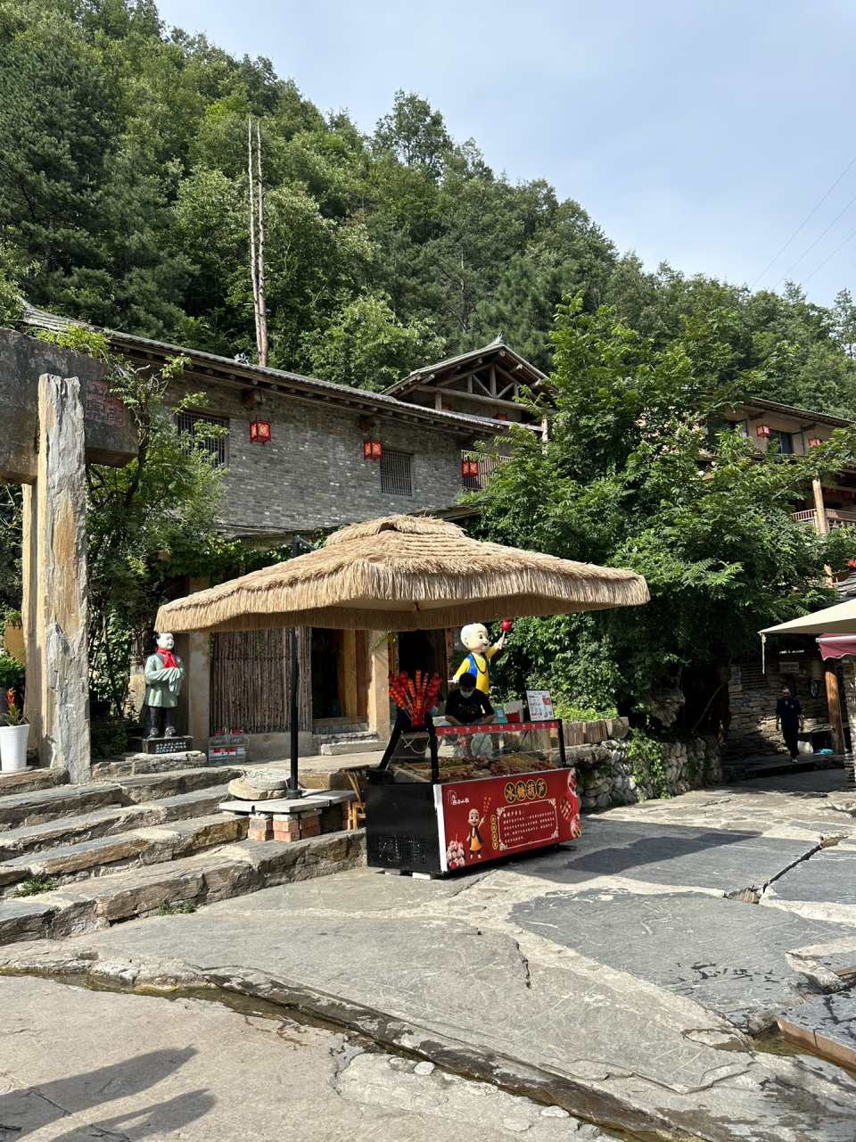 终南山寨在商洛柞水县,从西安曲江开过去大概1个半小时,吃喝玩乐应有
